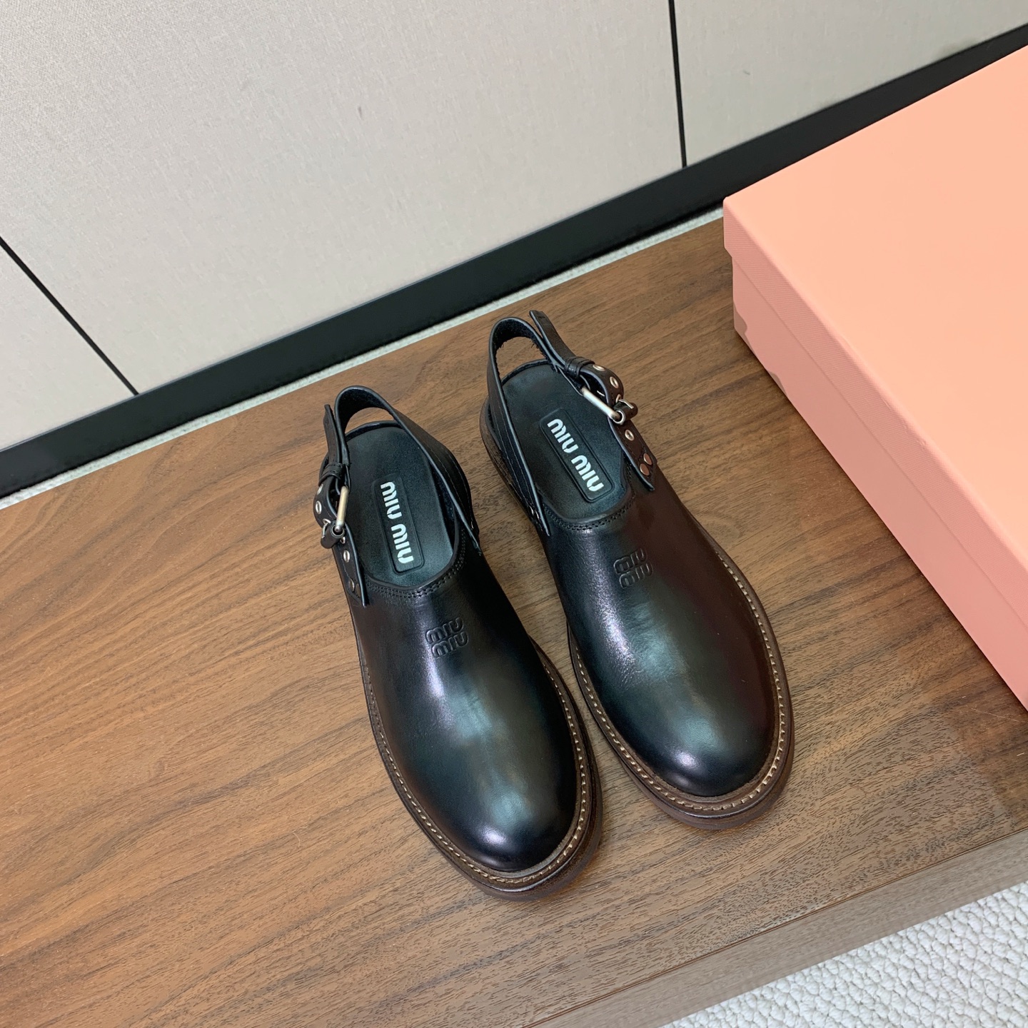 【Miu M*u】做旧穆勒鞋。这双鞋自带复古学院风和松弛工装感、适配性极强。鞋面采用经过特殊做旧处理的牛皮 自带复古做旧