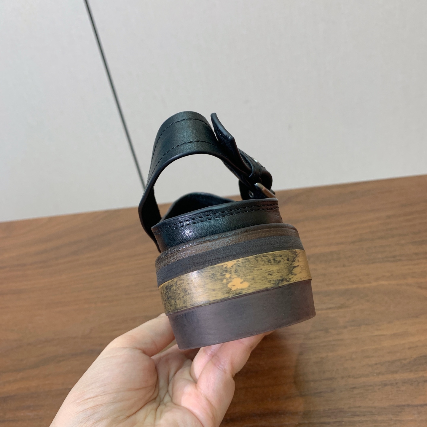 【Miu M*u】做旧穆勒鞋。这双鞋自带复古学院风和松弛工装感、适配性极强。鞋面采用经过特殊做旧处理的牛皮 自带复古做旧