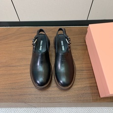 【Miu M*u】做旧穆勒鞋。这双鞋自带复古学院风和松弛工装感、适配性极强。鞋面采用经过特殊做旧处理的牛皮 自带复古做旧 【Miu M*u】做旧穆勒鞋。这双鞋自带复古学院风和松弛工装感、适配性极强。鞋面采用经过特殊做旧处理的牛皮 自带复古做旧