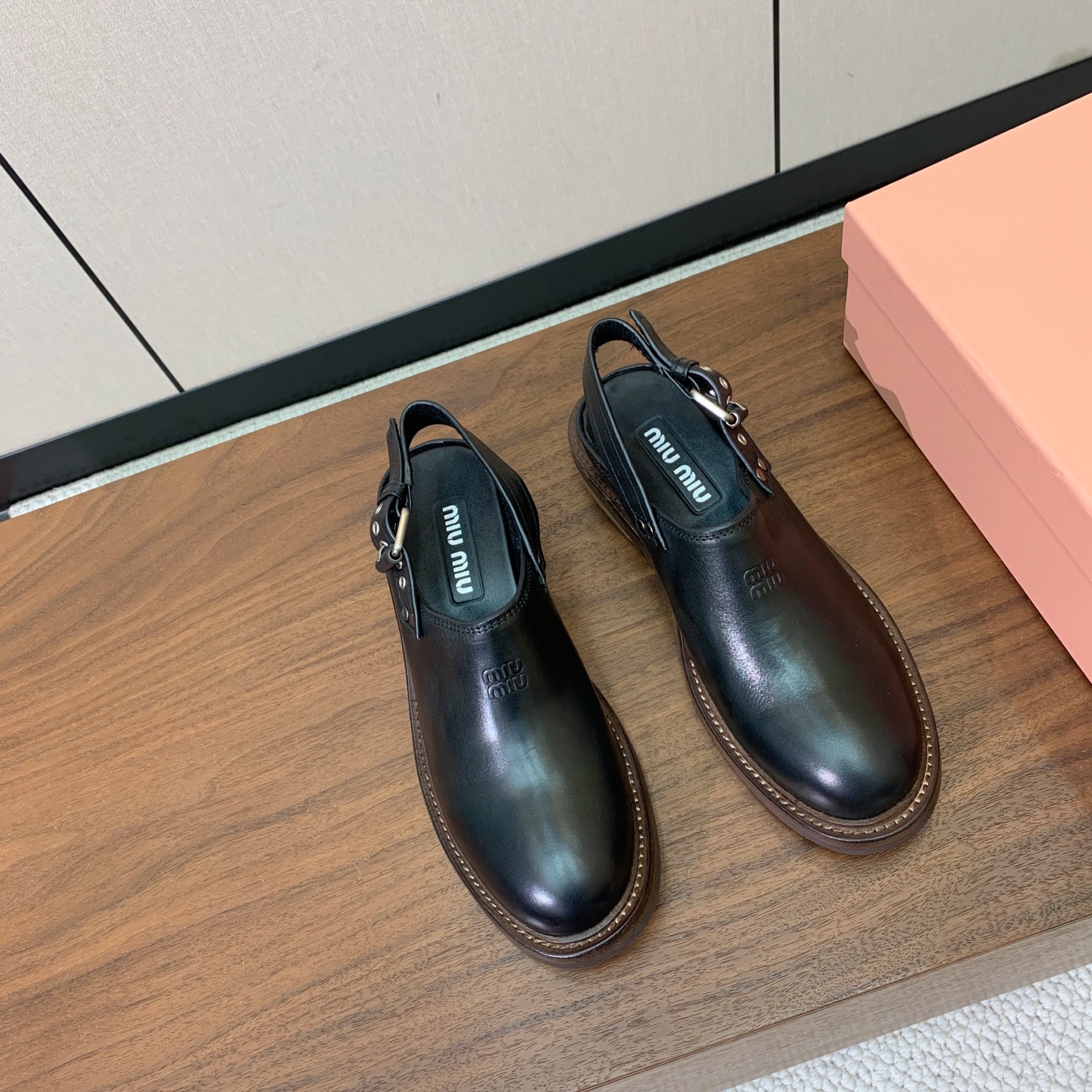 【Miu M*u】做旧穆勒鞋。这双鞋自带复古学院风和松弛工装感、适配性极强。鞋面采用经过特殊做旧处理的牛皮 自带复古做旧