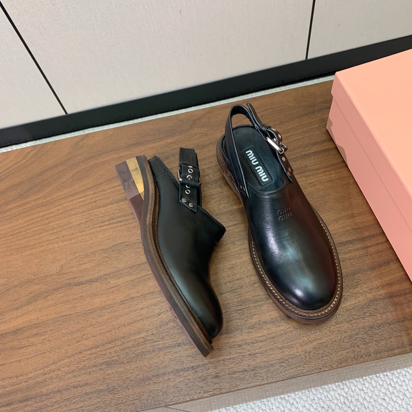 【Miu M*u】做旧穆勒鞋。这双鞋自带复古学院风和松弛工装感、适配性极强。鞋面采用经过特殊做旧处理的牛皮 自带复古做旧