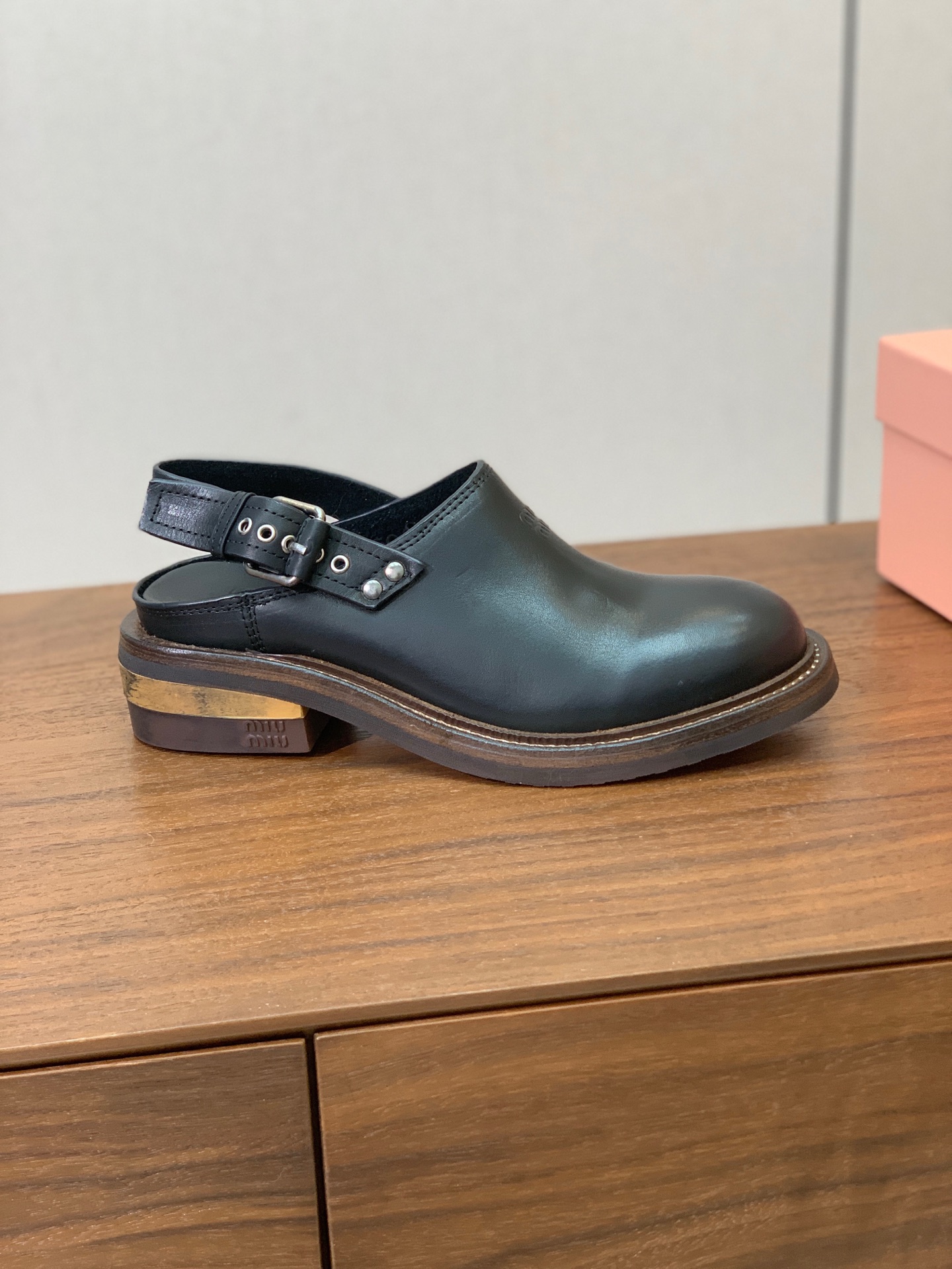 【Miu M*u】做旧穆勒鞋。这双鞋自带复古学院风和松弛工装感、适配性极强。鞋面采用经过特殊做旧处理的牛皮 自带复古做旧