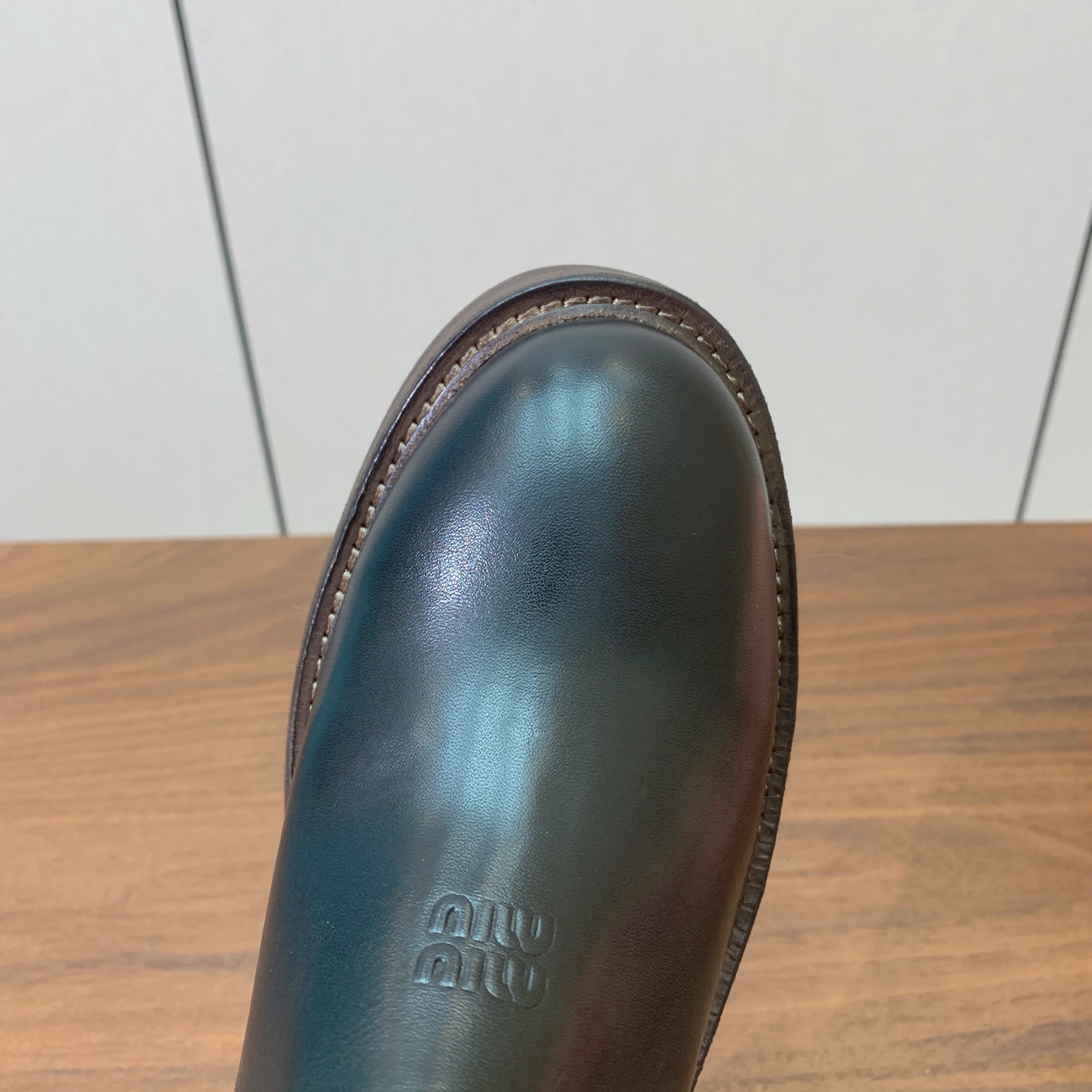 【Miu M*u】做旧穆勒鞋。这双鞋自带复古学院风和松弛工装感、适配性极强。鞋面采用经过特殊做旧处理的牛皮 自带复古做旧