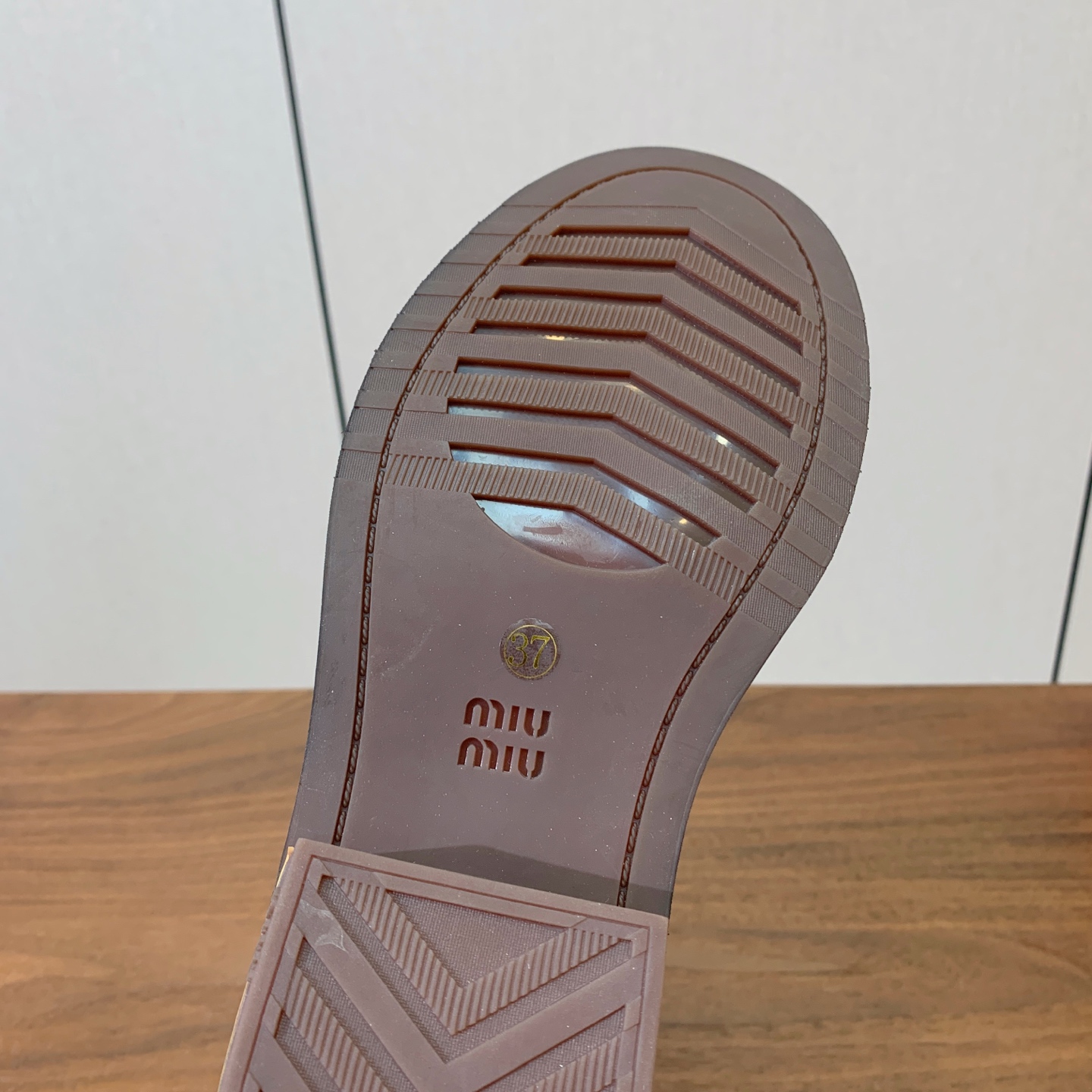 【Miu M*u】秋冬走秀短靴。专柜非常难买、看着很硬的样子 其实非常软巨好穿！脚感超赞 面料水染擦色小牛皮、原版开模组
