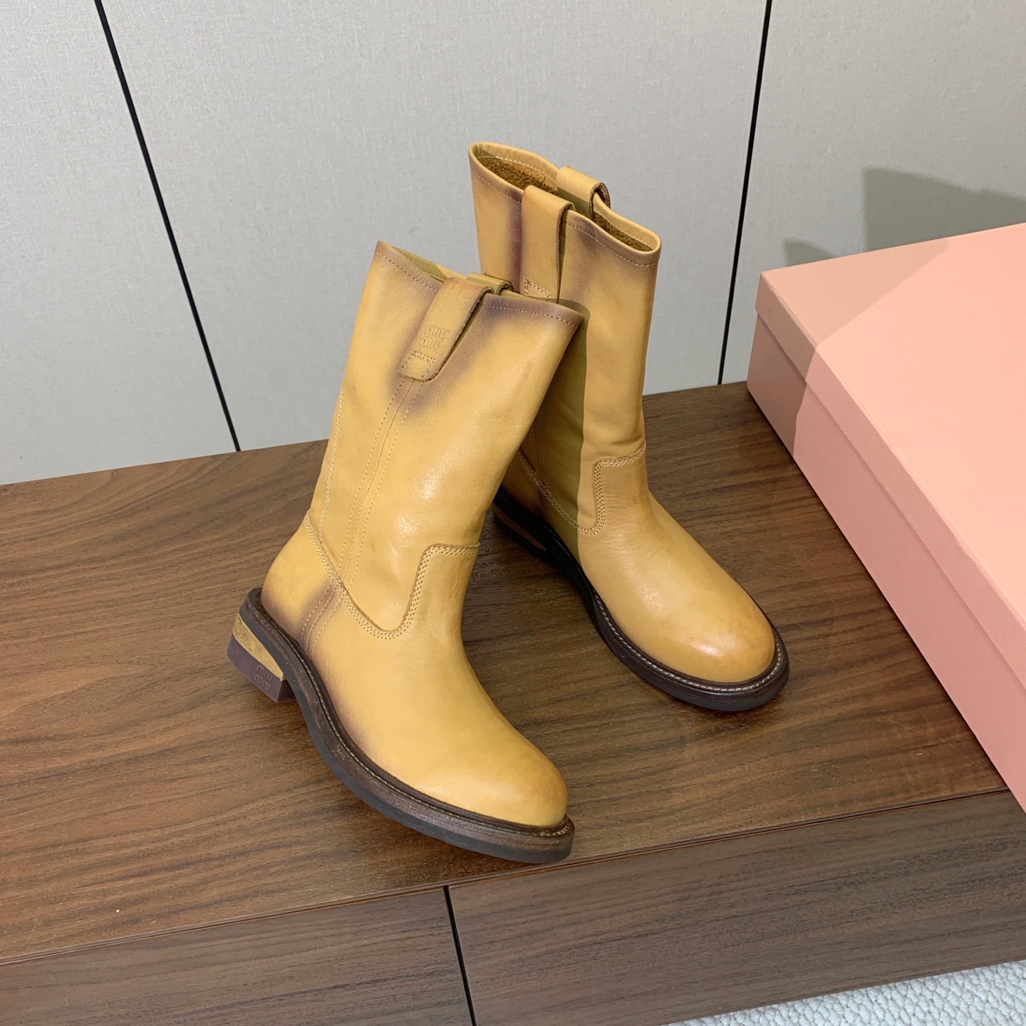 【Miu M*u】秋冬走秀短靴。专柜非常难买、看着很硬的样子 其实非常软巨好穿！脚感超赞 面料水染擦色小牛皮、原版开模组