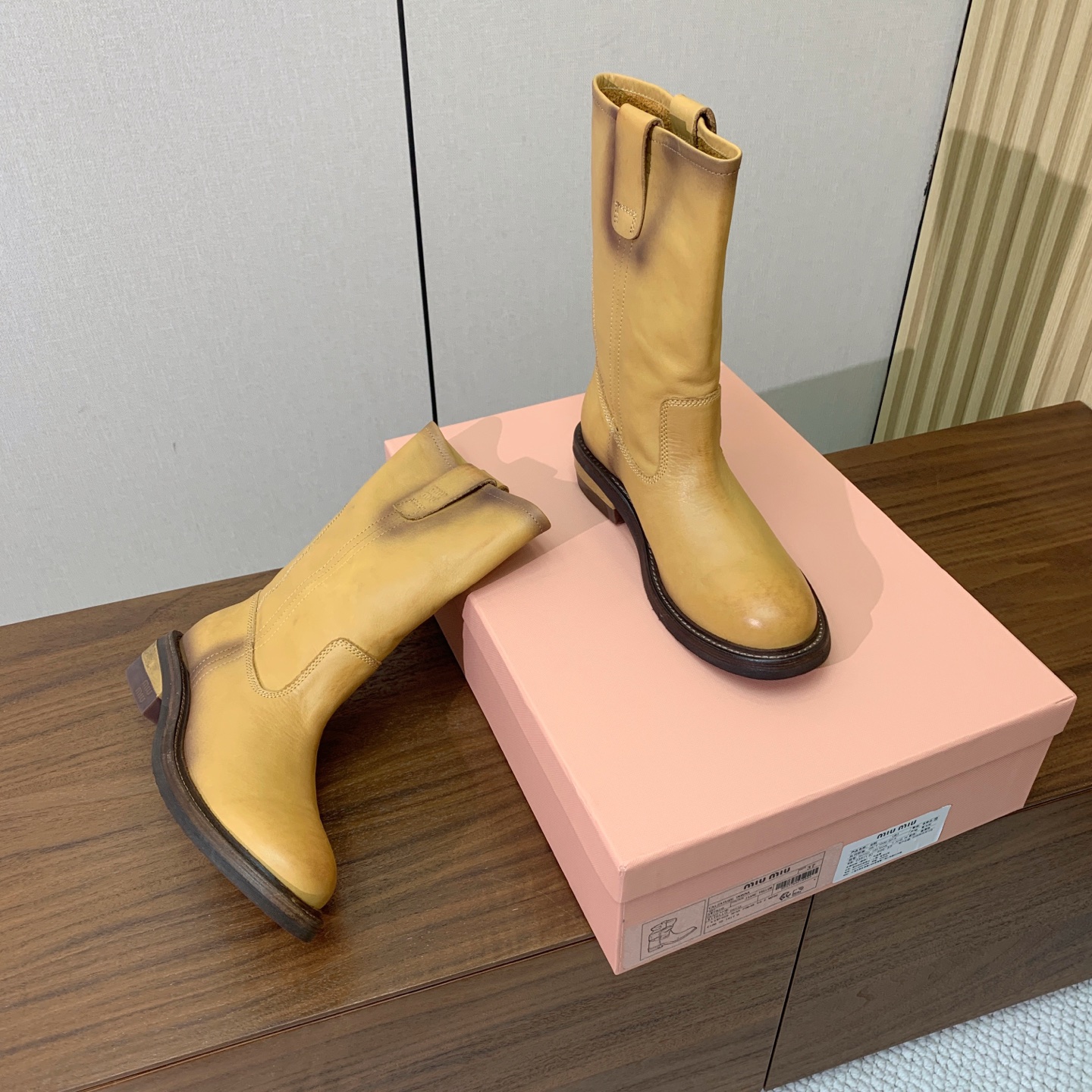【Miu M*u】秋冬走秀短靴。专柜非常难买、看着很硬的样子 其实非常软巨好穿！脚感超赞 面料水染擦色小牛皮、原版开模组