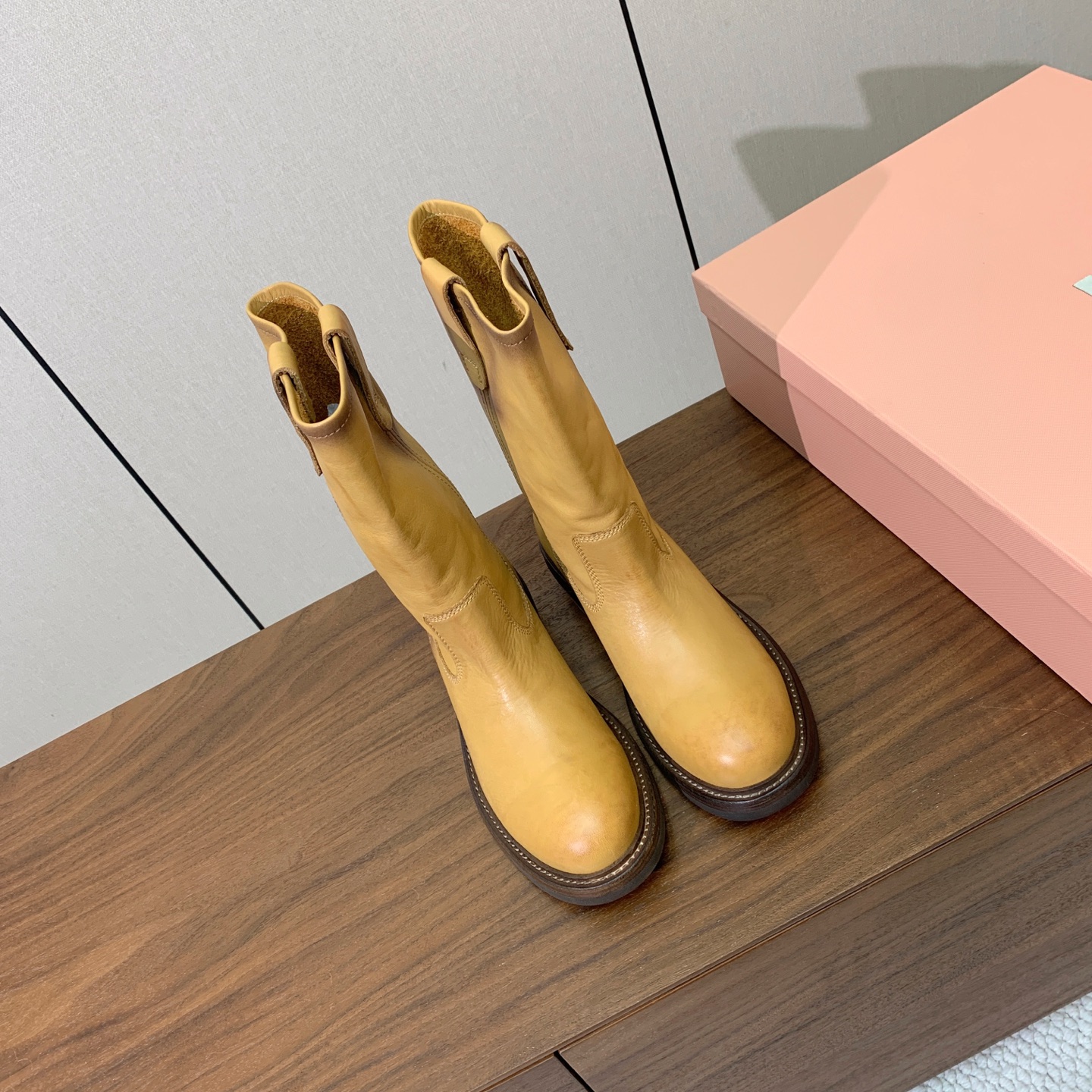 【Miu M*u】秋冬走秀短靴。专柜非常难买、看着很硬的样子 其实非常软巨好穿！脚感超赞 面料水染擦色小牛皮、原版开模组