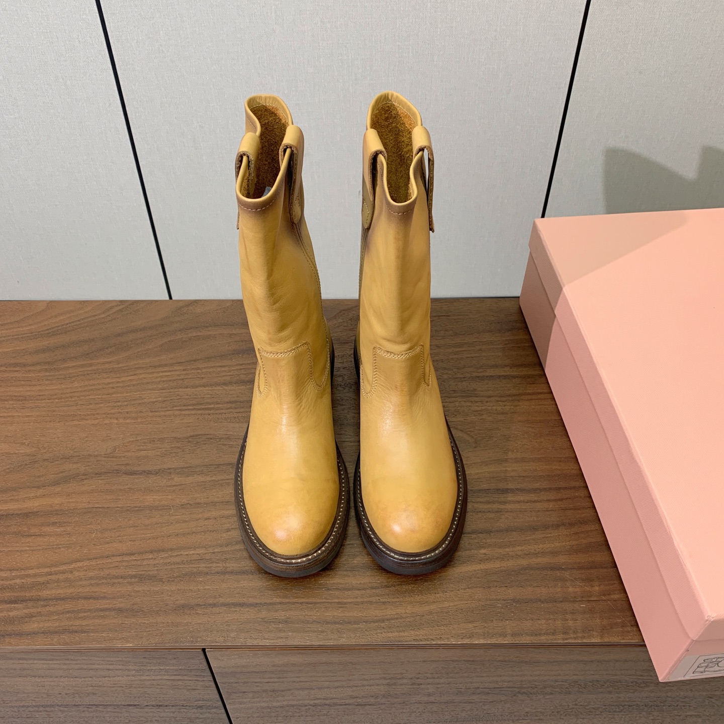 【Miu M*u】秋冬走秀短靴。专柜非常难买、看着很硬的样子 其实非常软巨好穿!脚感超赞 面料水染擦色小牛皮、原版开模组 【Miu M*u】秋冬走秀短靴。专柜非常难买、看着很硬的样子 其实非常软巨好穿!脚感超赞 面料水染擦色小牛皮、原版开模组