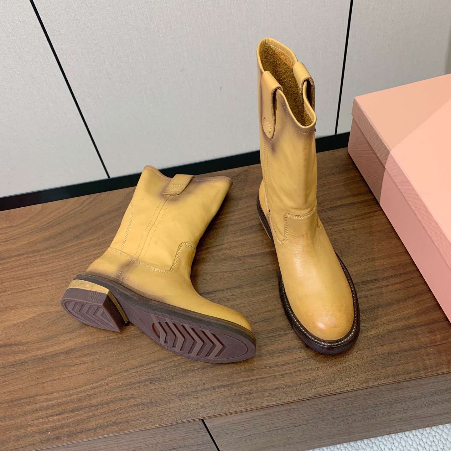 【Miu M*u】秋冬走秀短靴。专柜非常难买、看着很硬的样子 其实非常软巨好穿！脚感超赞 面料水染擦色小牛皮、原版开模组