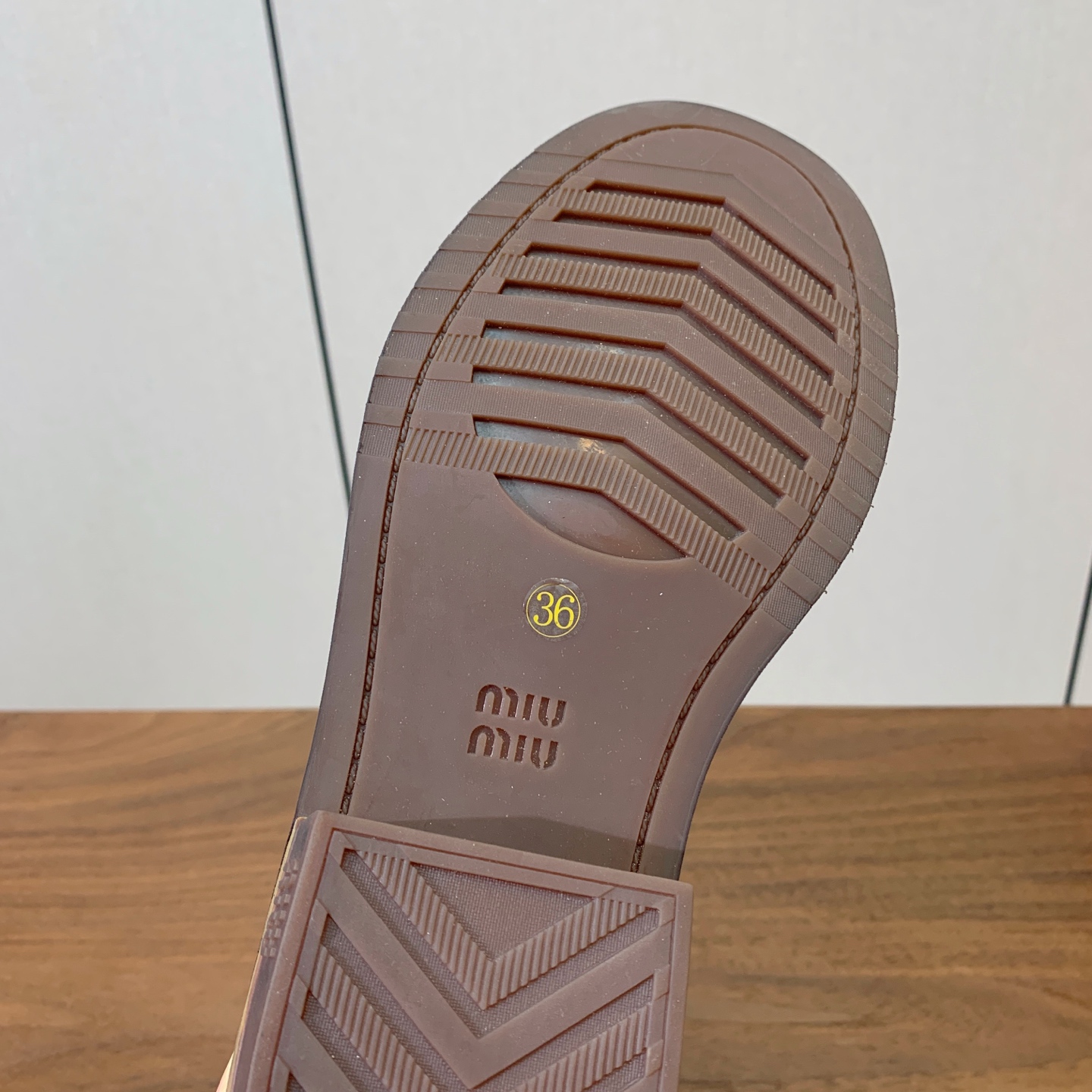 【Miu M*u】秋冬走秀短靴。专柜非常难买、看着很硬的样子 其实非常软巨好穿！脚感超赞 面料水染擦色小牛皮、原版开模组