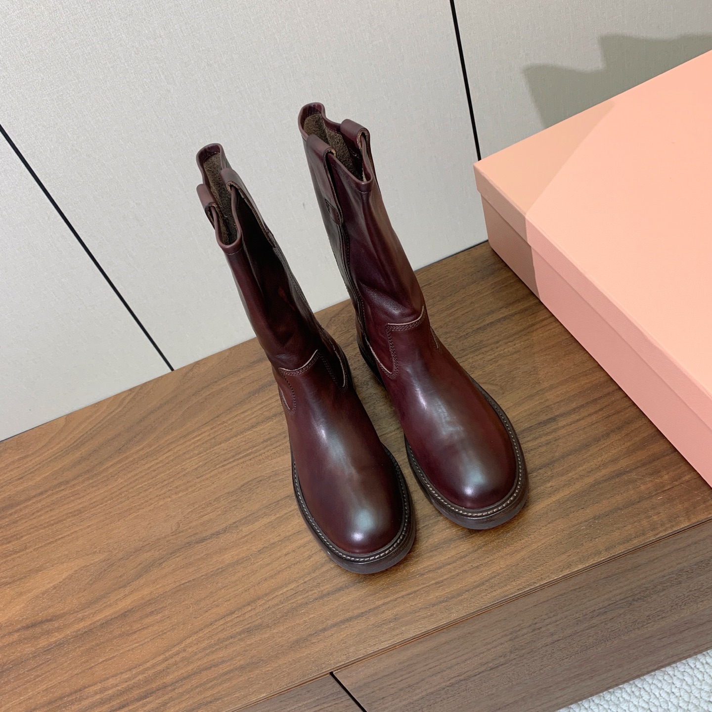 【Miu M*u】秋冬走秀短靴。专柜非常难买、看着很硬的样子 其实非常软巨好穿！脚感超赞 面料水染擦色小牛皮、原版开模组