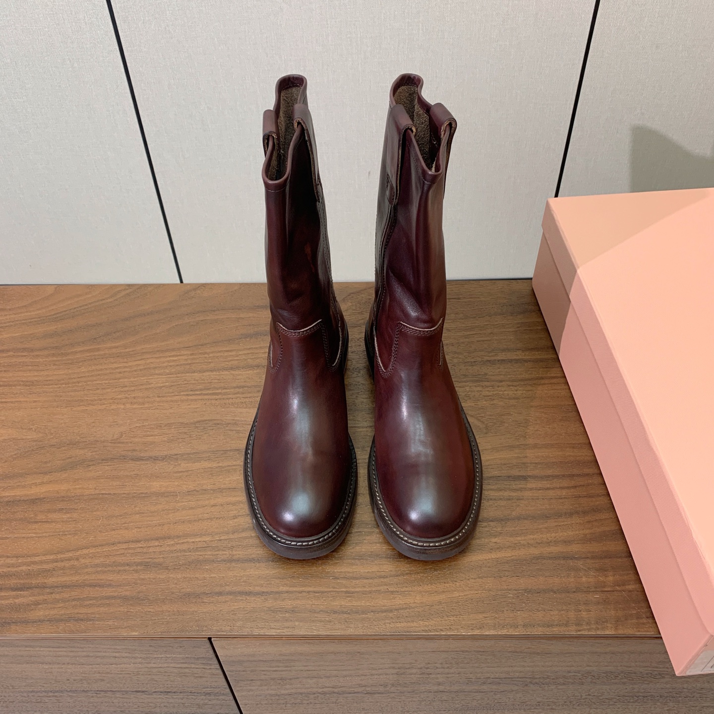【Miu M*u】秋冬走秀短靴。专柜非常难买、看着很硬的样子 其实非常软巨好穿!脚感超赞 面料水染擦色小牛皮、原版开模组 【Miu M*u】秋冬走秀短靴。专柜非常难买、看着很硬的样子 其实非常软巨好穿!脚感超赞 面料水染擦色小牛皮、原版开模组