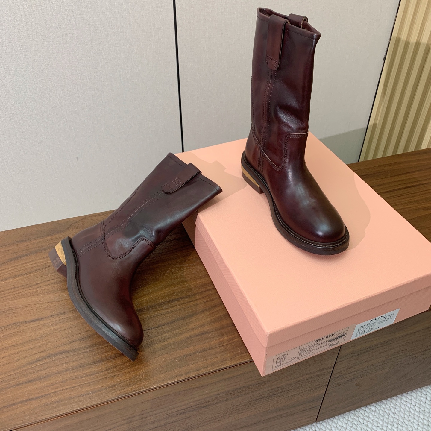 【Miu M*u】秋冬走秀短靴。专柜非常难买、看着很硬的样子 其实非常软巨好穿！脚感超赞 面料水染擦色小牛皮、原版开模组