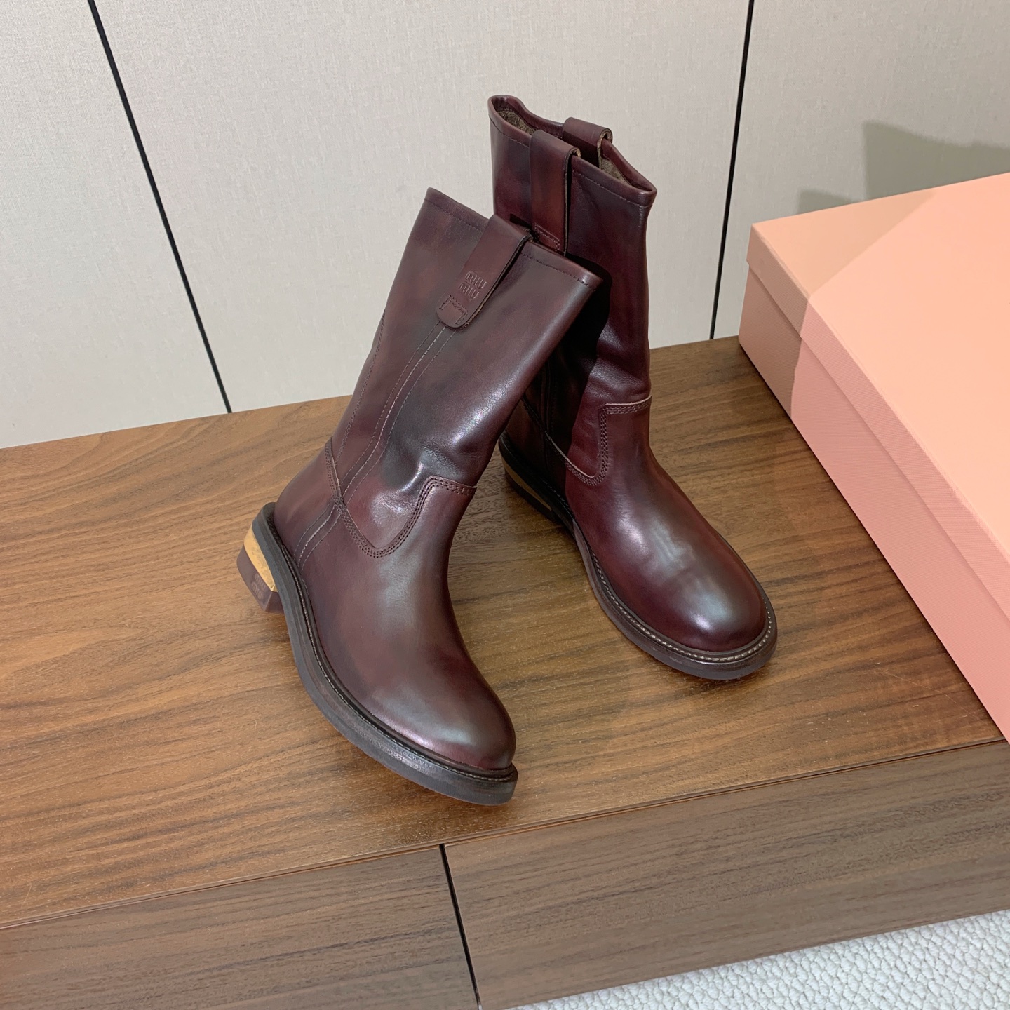 【Miu M*u】秋冬走秀短靴。专柜非常难买、看着很硬的样子 其实非常软巨好穿！脚感超赞 面料水染擦色小牛皮、原版开模组