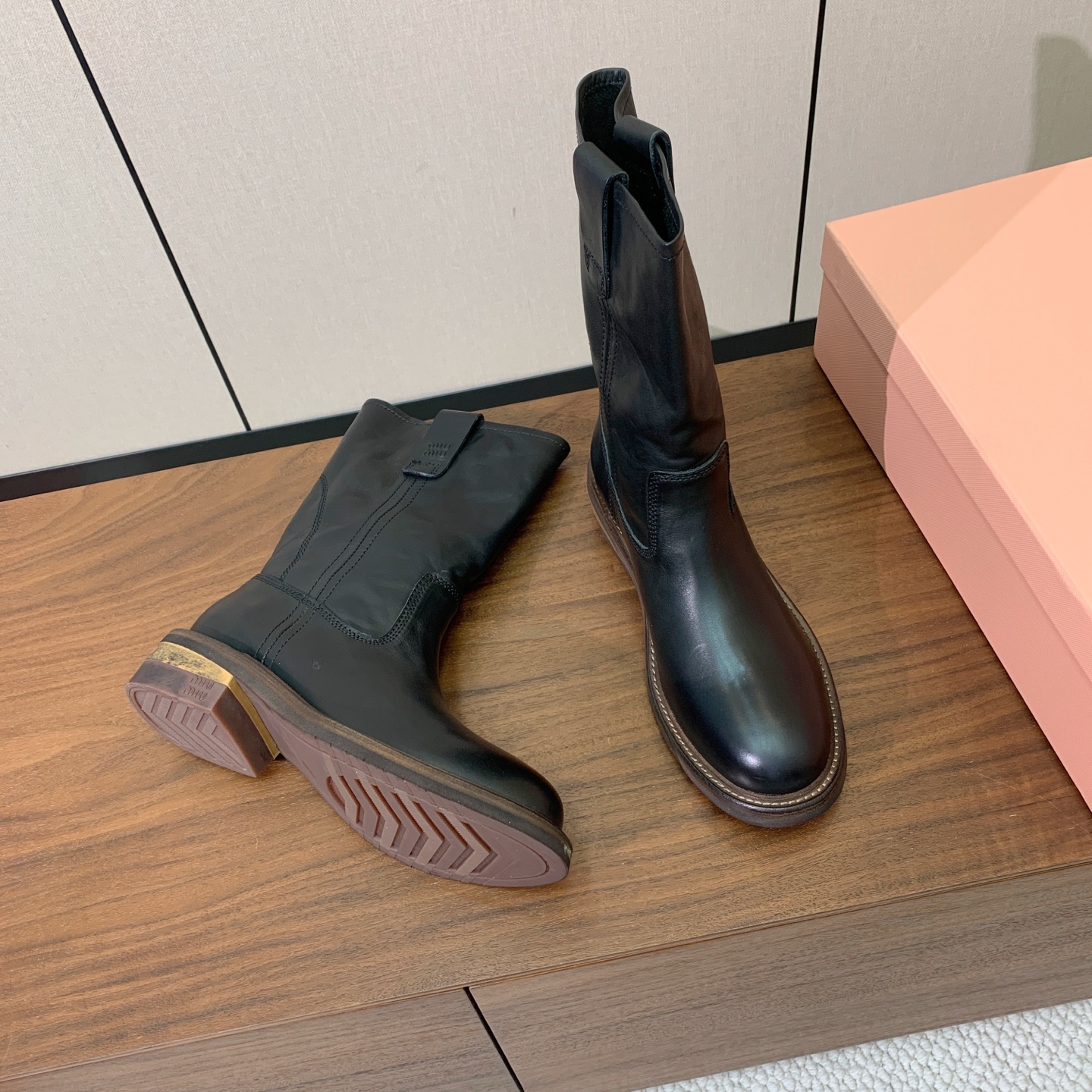 【Miu M*u】秋冬走秀短靴。专柜非常难买、看着很硬的样子 其实非常软巨好穿！脚感超赞 面料水染擦色小牛皮、原版开模组