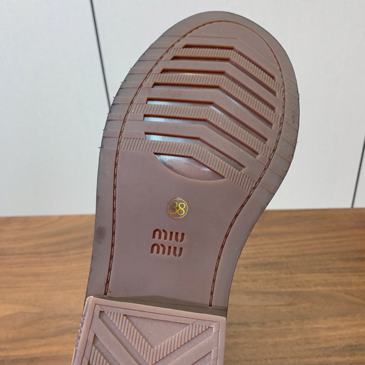 【Miu M*u】秋冬走秀短靴。专柜非常难买、看着很硬的样子 其实非常软巨好穿！脚感超赞 面料水染擦色小牛皮、原版开模组