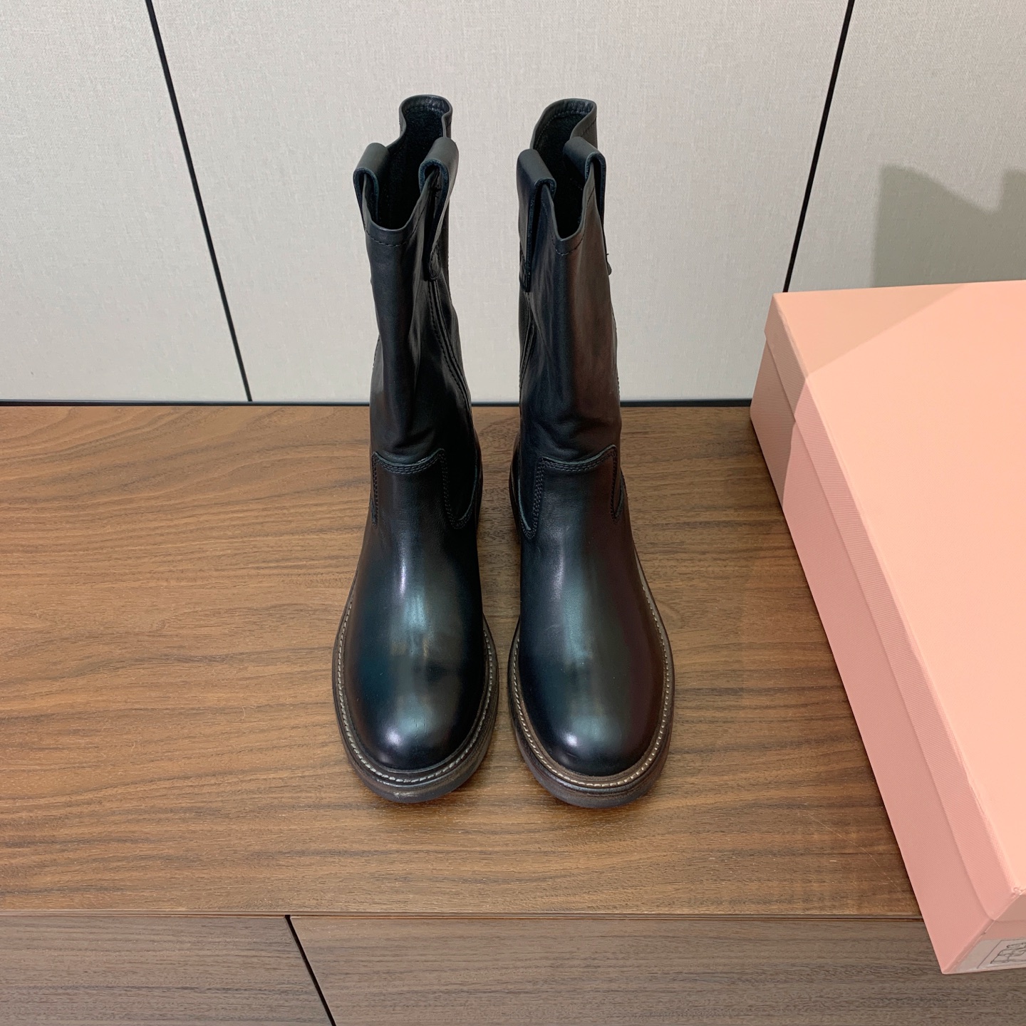 【Miu M*u】秋冬走秀短靴。专柜非常难买、看着很硬的样子 其实非常软巨好穿!脚感超赞 面料水染擦色小牛皮、原版开模组 【Miu M*u】秋冬走秀短靴。专柜非常难买、看着很硬的样子 其实非常软巨好穿!脚感超赞 面料水染擦色小牛皮、原版开模组