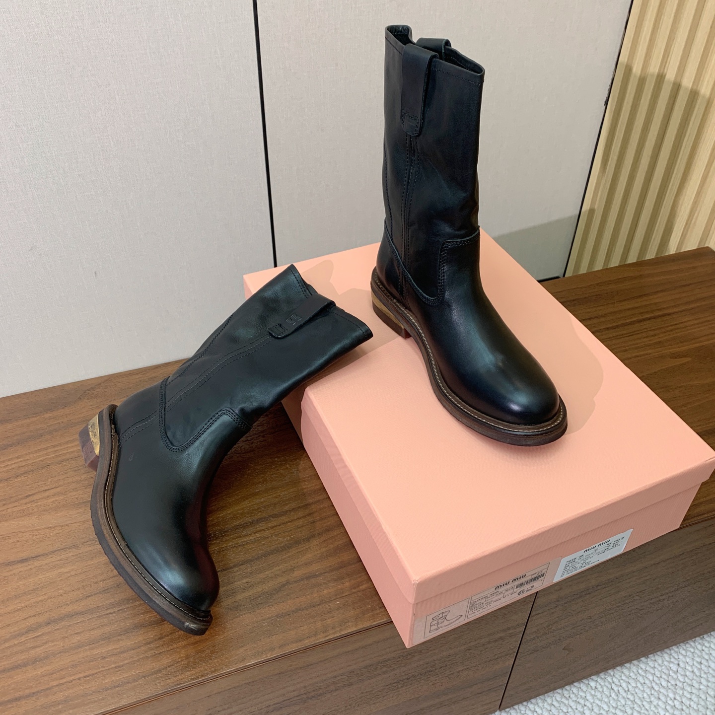【Miu M*u】秋冬走秀短靴。专柜非常难买、看着很硬的样子 其实非常软巨好穿！脚感超赞 面料水染擦色小牛皮、原版开模组