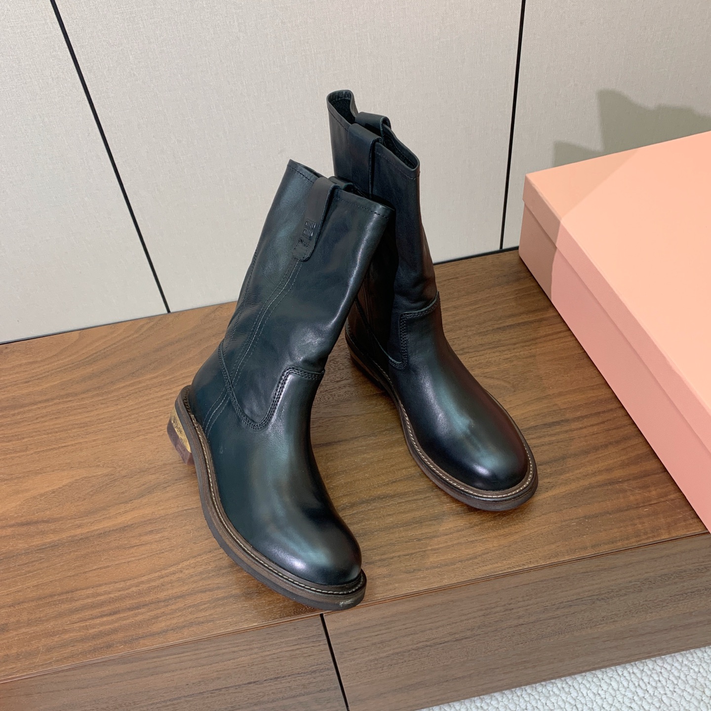 【Miu M*u】秋冬走秀短靴。专柜非常难买、看着很硬的样子 其实非常软巨好穿！脚感超赞 面料水染擦色小牛皮、原版开模组