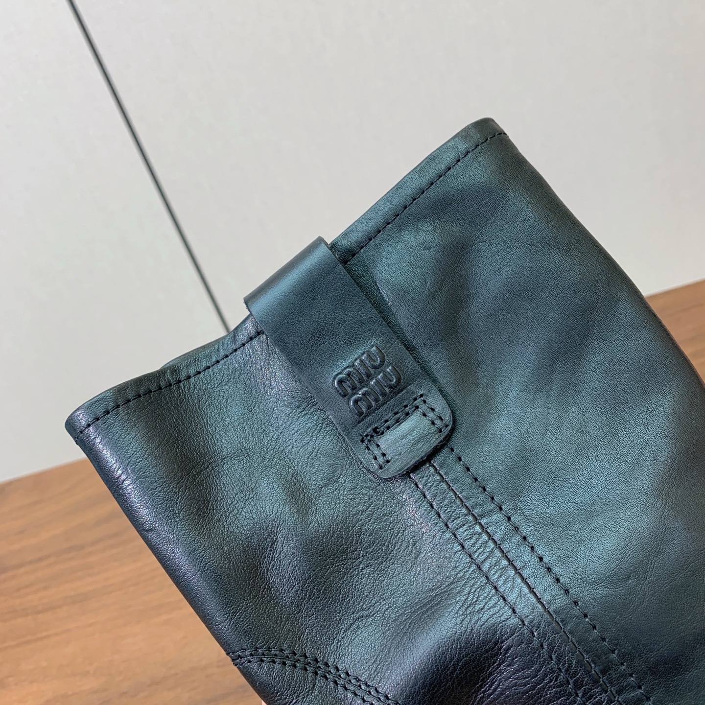 【Miu M*u】秋冬走秀短靴。专柜非常难买、看着很硬的样子 其实非常软巨好穿！脚感超赞 面料水染擦色小牛皮、原版开模组