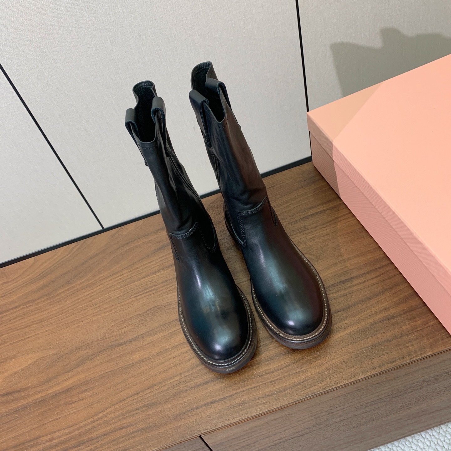 【Miu M*u】秋冬走秀短靴。专柜非常难买、看着很硬的样子 其实非常软巨好穿！脚感超赞 面料水染擦色小牛皮、原版开模组
