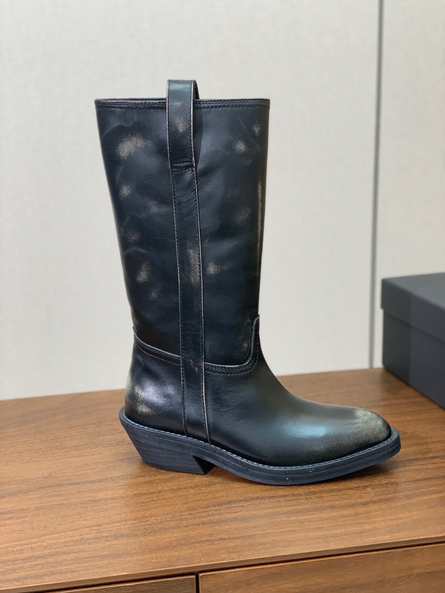 【Ann Demeuleester】做旧西部牛仔中筒靴。适配多种秋冬穿搭，阔腿牛仔裤、毛呢半身裙、工装裤、针织长裙都能完