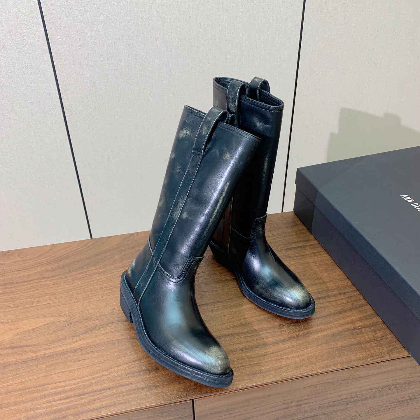 【Ann Demeuleester】做旧西部牛仔中筒靴。适配多种秋冬穿搭，阔腿牛仔裤、毛呢半身裙、工装裤、针织长裙都能完