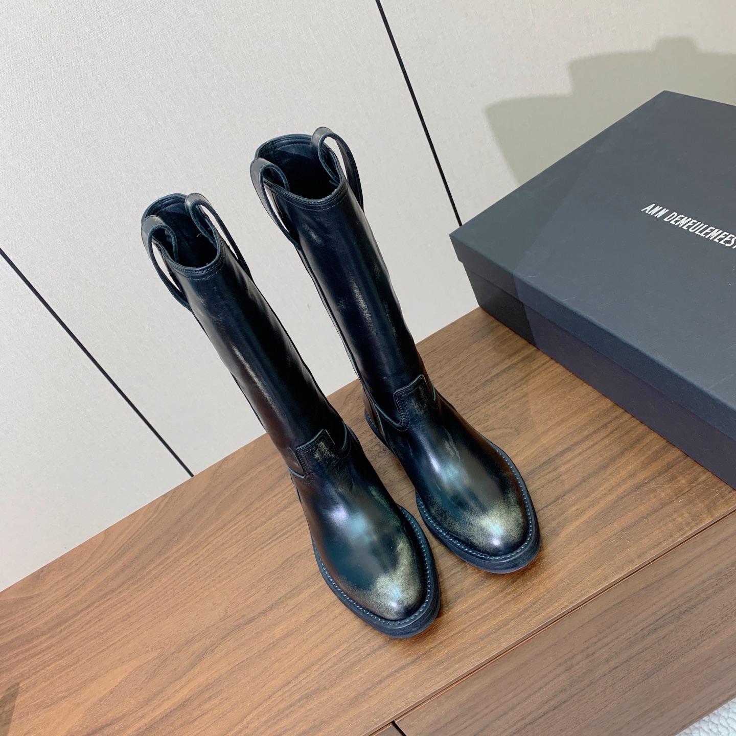 【Ann Demeuleester】做旧西部牛仔中筒靴。适配多种秋冬穿搭，阔腿牛仔裤、毛呢半身裙、工装裤、针织长裙都能完