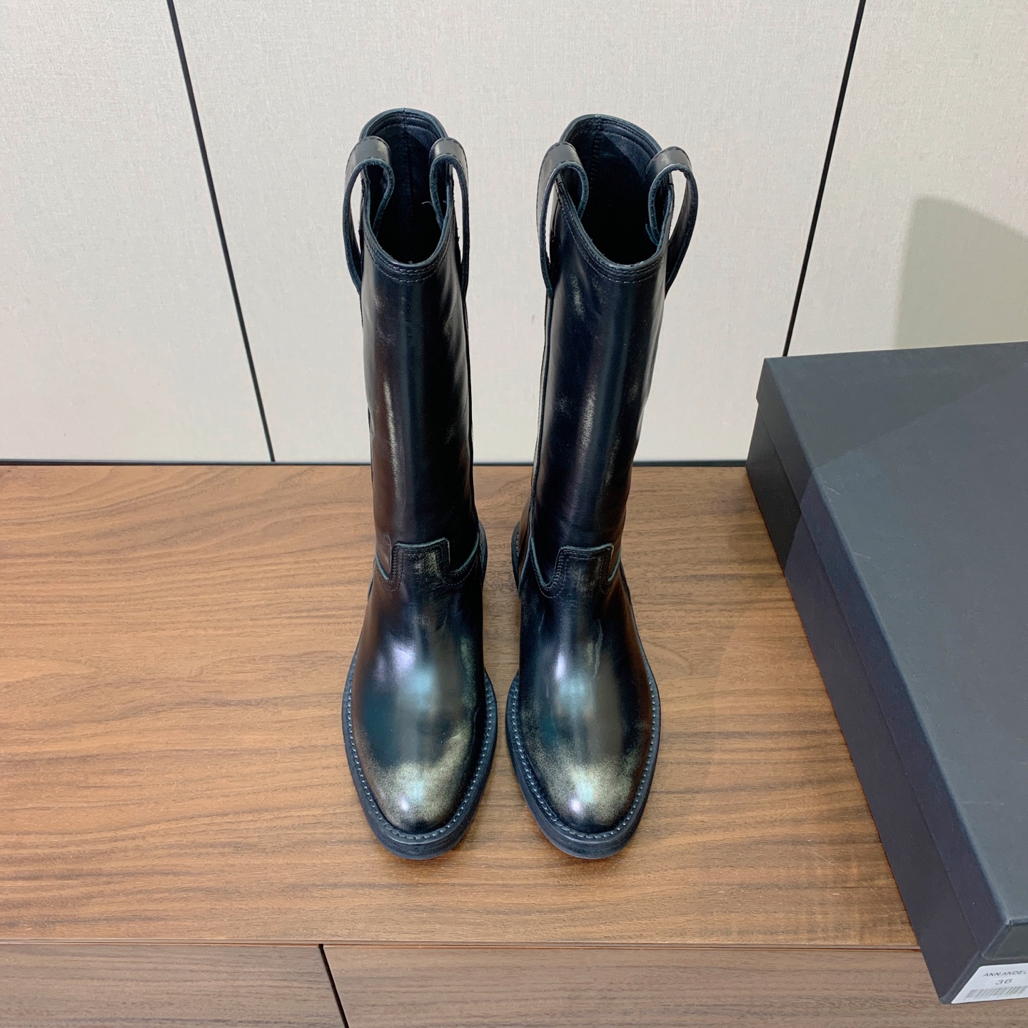 【Ann Demeuleester】做旧西部牛仔中筒靴。适配多种秋冬穿搭,阔腿牛仔裤、毛呢半身裙、工装裤、针织长裙都能完 【Ann Demeuleester】做旧西部牛仔中筒靴。适配多种秋冬穿搭,阔腿牛仔裤、毛呢半身裙、工装裤、针织长裙都能完