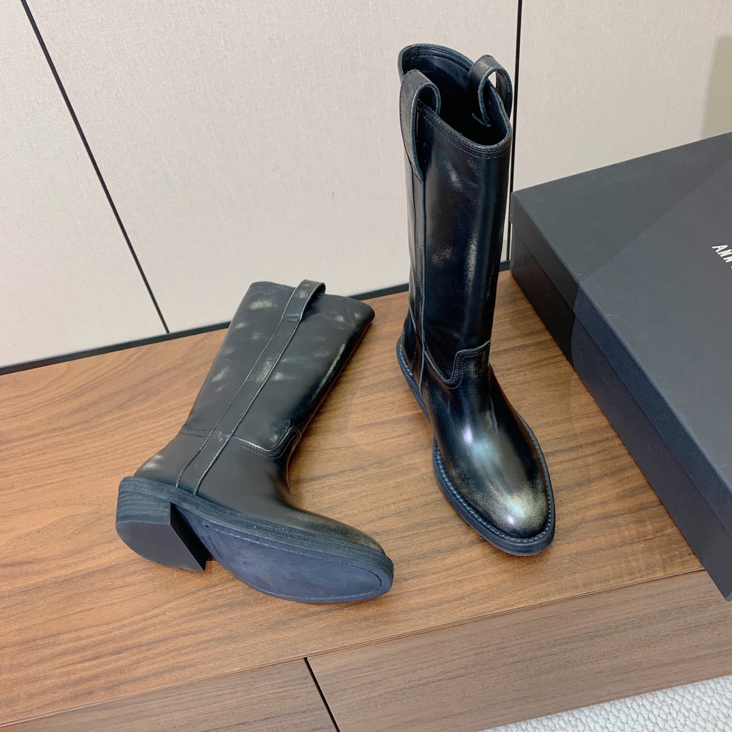 【Ann Demeuleester】做旧西部牛仔中筒靴。适配多种秋冬穿搭，阔腿牛仔裤、毛呢半身裙、工装裤、针织长裙都能完