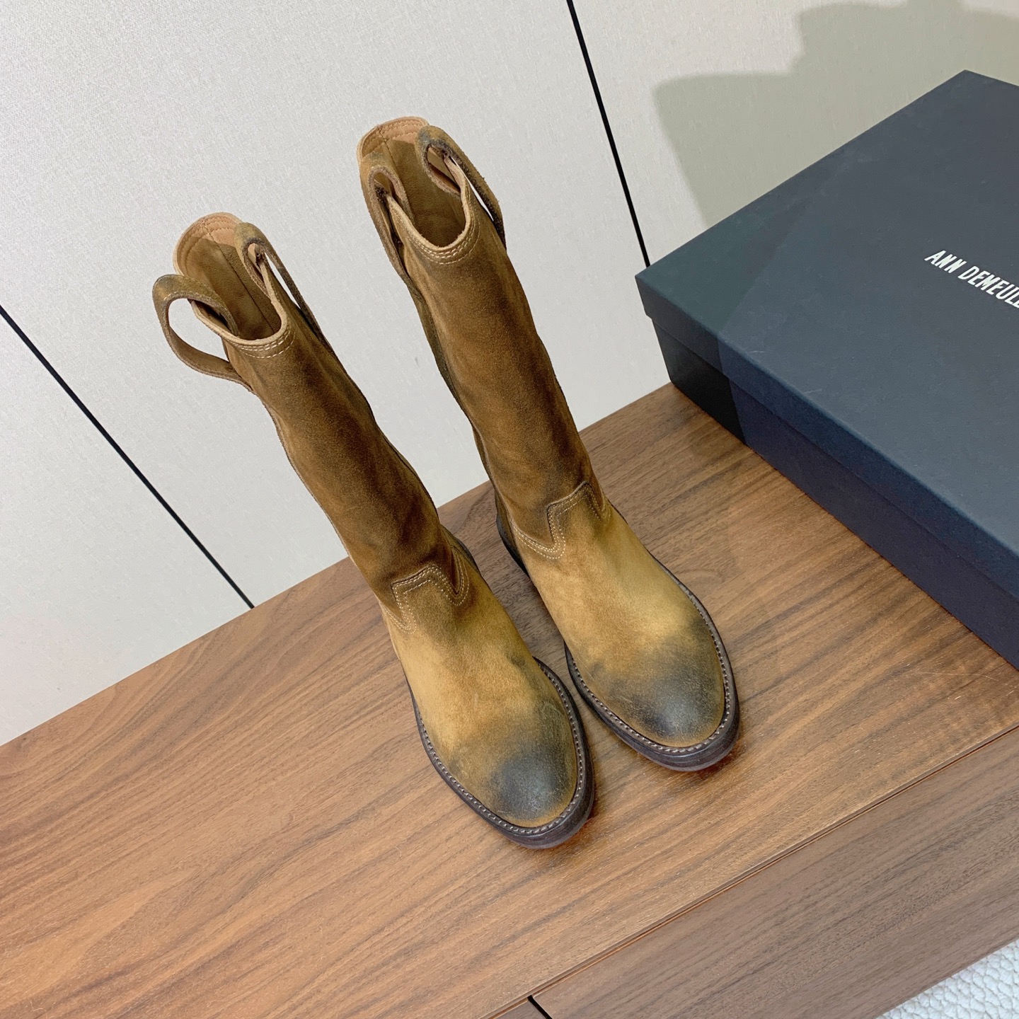 【Ann Demeuleester】做旧西部牛仔中筒靴。适配多种秋冬穿搭，阔腿牛仔裤、毛呢半身裙、工装裤、针织长裙都能完