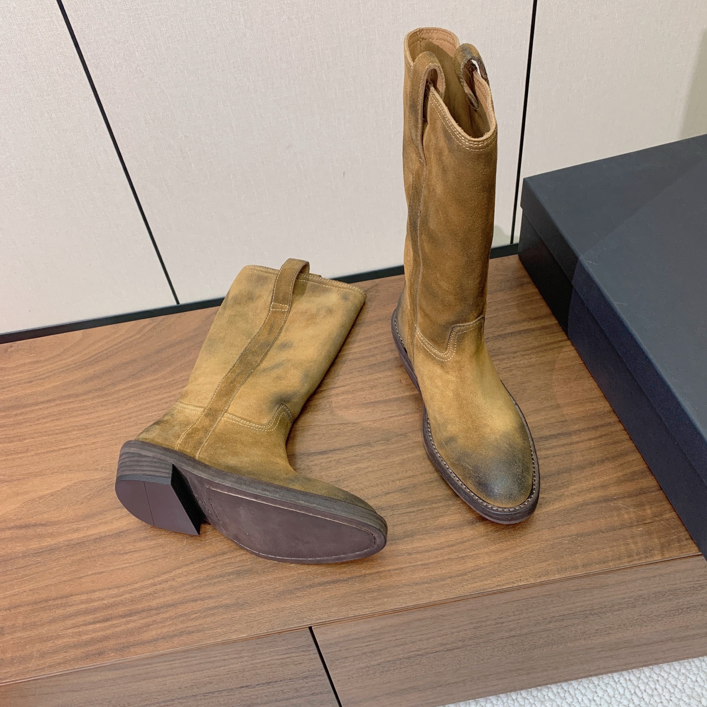 【Ann Demeuleester】做旧西部牛仔中筒靴。适配多种秋冬穿搭，阔腿牛仔裤、毛呢半身裙、工装裤、针织长裙都能完