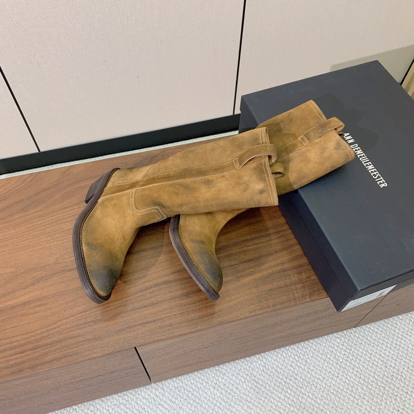【Ann Demeuleester】做旧西部牛仔中筒靴。适配多种秋冬穿搭，阔腿牛仔裤、毛呢半身裙、工装裤、针织长裙都能完