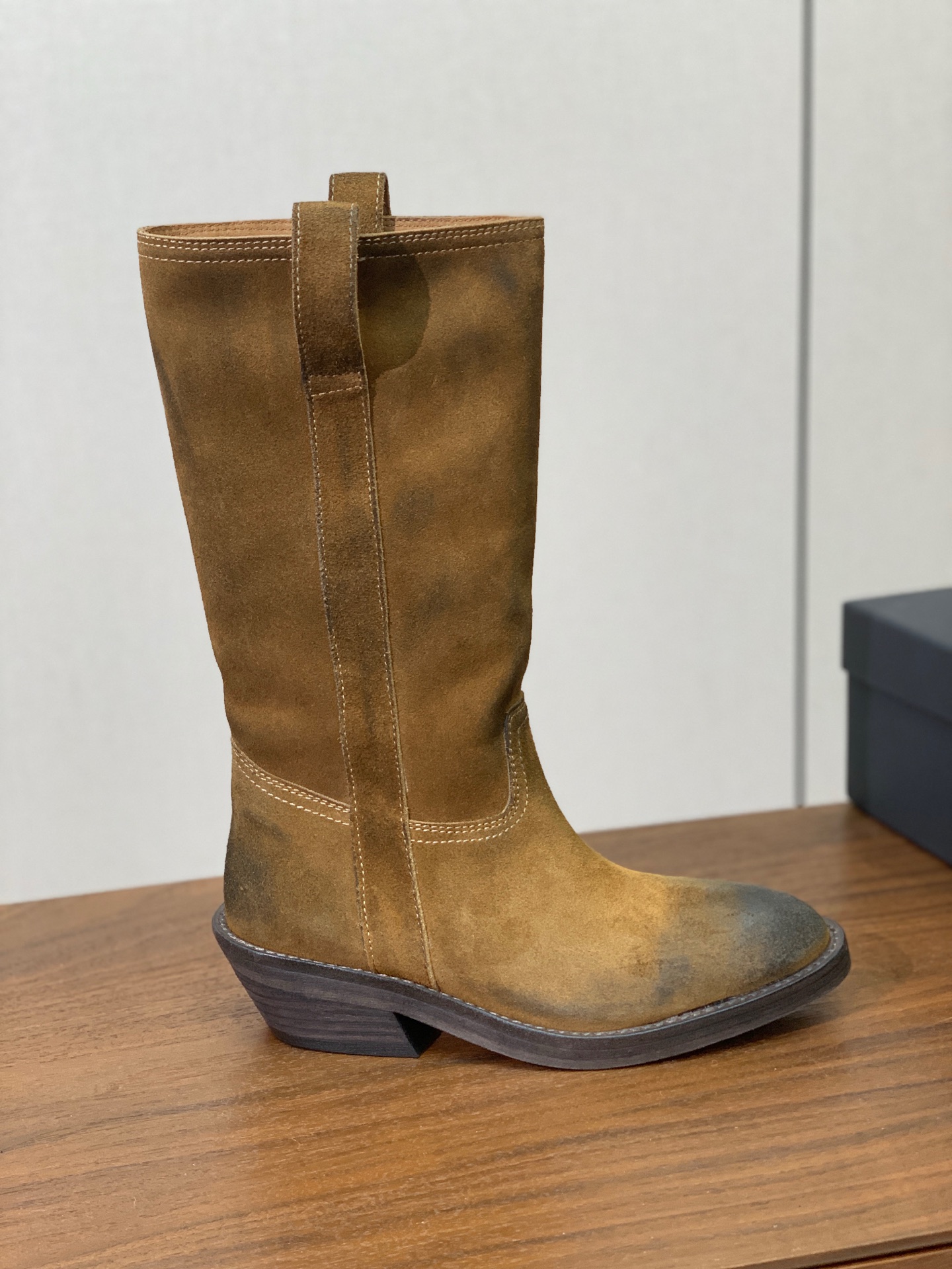 【Ann Demeuleester】做旧西部牛仔中筒靴。适配多种秋冬穿搭，阔腿牛仔裤、毛呢半身裙、工装裤、针织长裙都能完