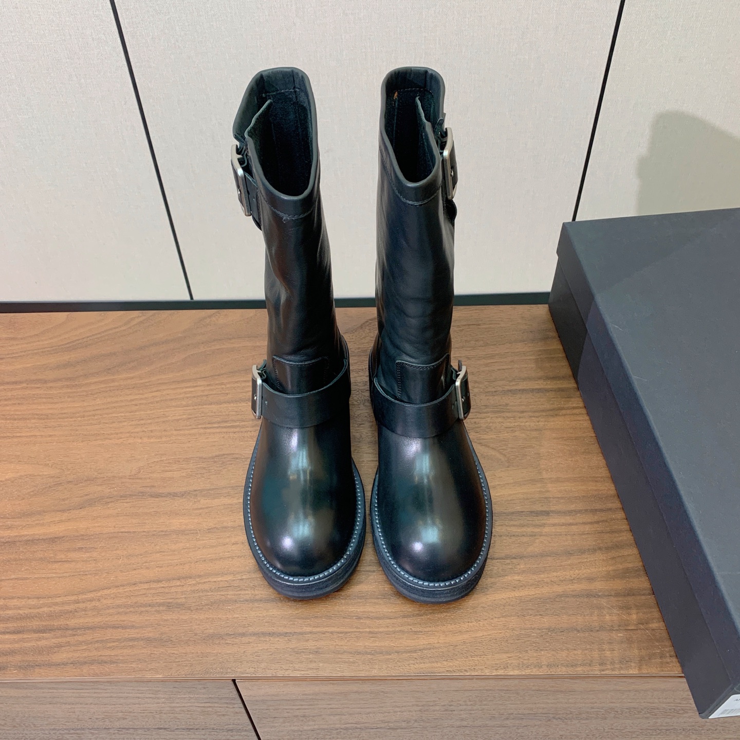 【Ann Demeuleester】双扣圆头骑士靴。自带复古酷飒氛围感的双扣圆头中筒机车靴,利落直筒中筒靴型搭配圆润宽鞋 【Ann Demeuleester】双扣圆头骑士靴。自带复古酷飒氛围感的双扣圆头中筒机车靴,利落直筒中筒靴型搭配圆润宽鞋