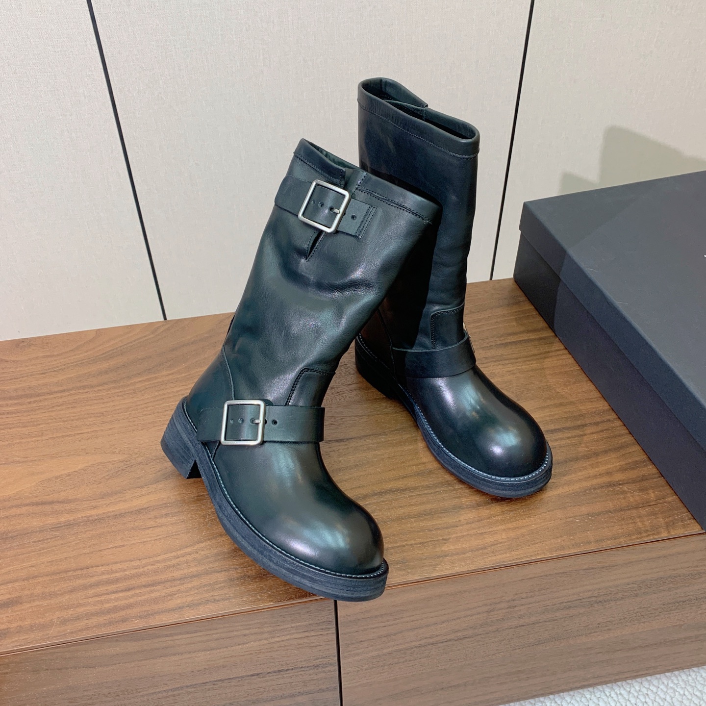 【Ann Demeuleester】双扣圆头骑士靴。自带复古酷飒氛围感的双扣圆头中筒机车靴，利落直筒中筒靴型搭配圆润宽鞋