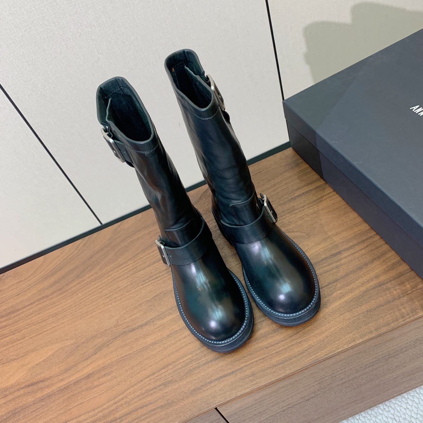 【Ann Demeuleester】双扣圆头骑士靴。自带复古酷飒氛围感的双扣圆头中筒机车靴，利落直筒中筒靴型搭配圆润宽鞋
