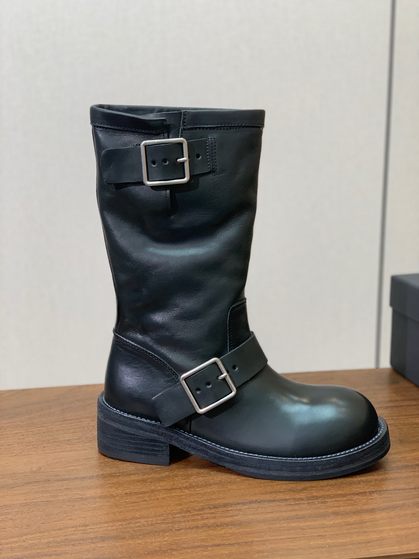 【Ann Demeuleester】双扣圆头骑士靴。自带复古酷飒氛围感的双扣圆头中筒机车靴，利落直筒中筒靴型搭配圆润宽鞋