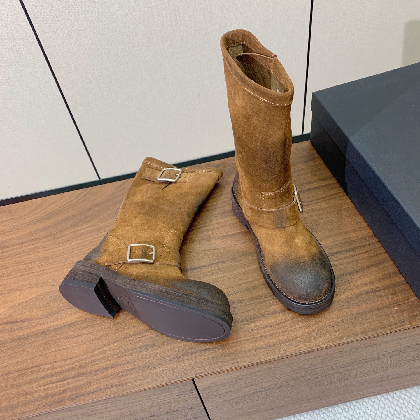 【Ann Demeuleester】双扣圆头骑士靴。自带复古酷飒氛围感的双扣圆头中筒机车靴，利落直筒中筒靴型搭配圆润宽鞋