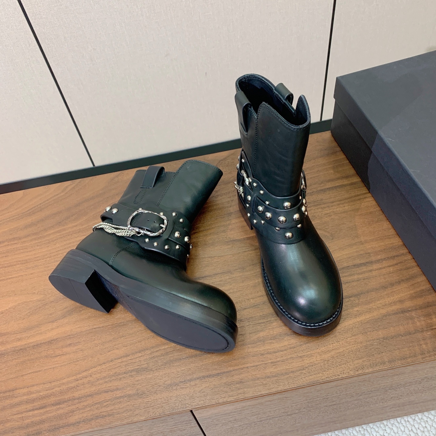 【Ann Demeuleester】链条圆头短靴。复古酷飒氛围感搭配圆润宽鞋头。适配各类穿搭不挑肤色。鞋面牛反绒、牛皮。
