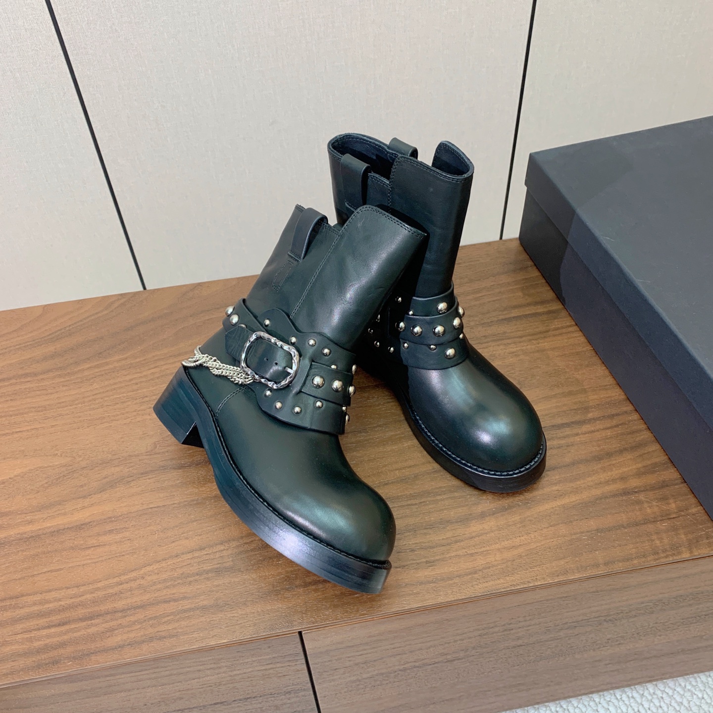 【Ann Demeuleester】链条圆头短靴。复古酷飒氛围感搭配圆润宽鞋头。适配各类穿搭不挑肤色。鞋面牛反绒、牛皮。