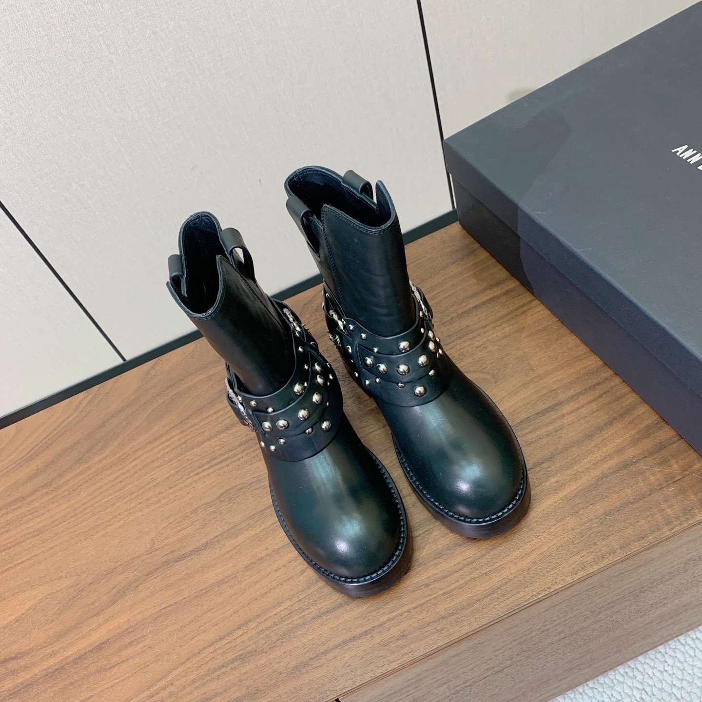 【Ann Demeuleester】链条圆头短靴。复古酷飒氛围感搭配圆润宽鞋头。适配各类穿搭不挑肤色。鞋面牛反绒、牛皮。