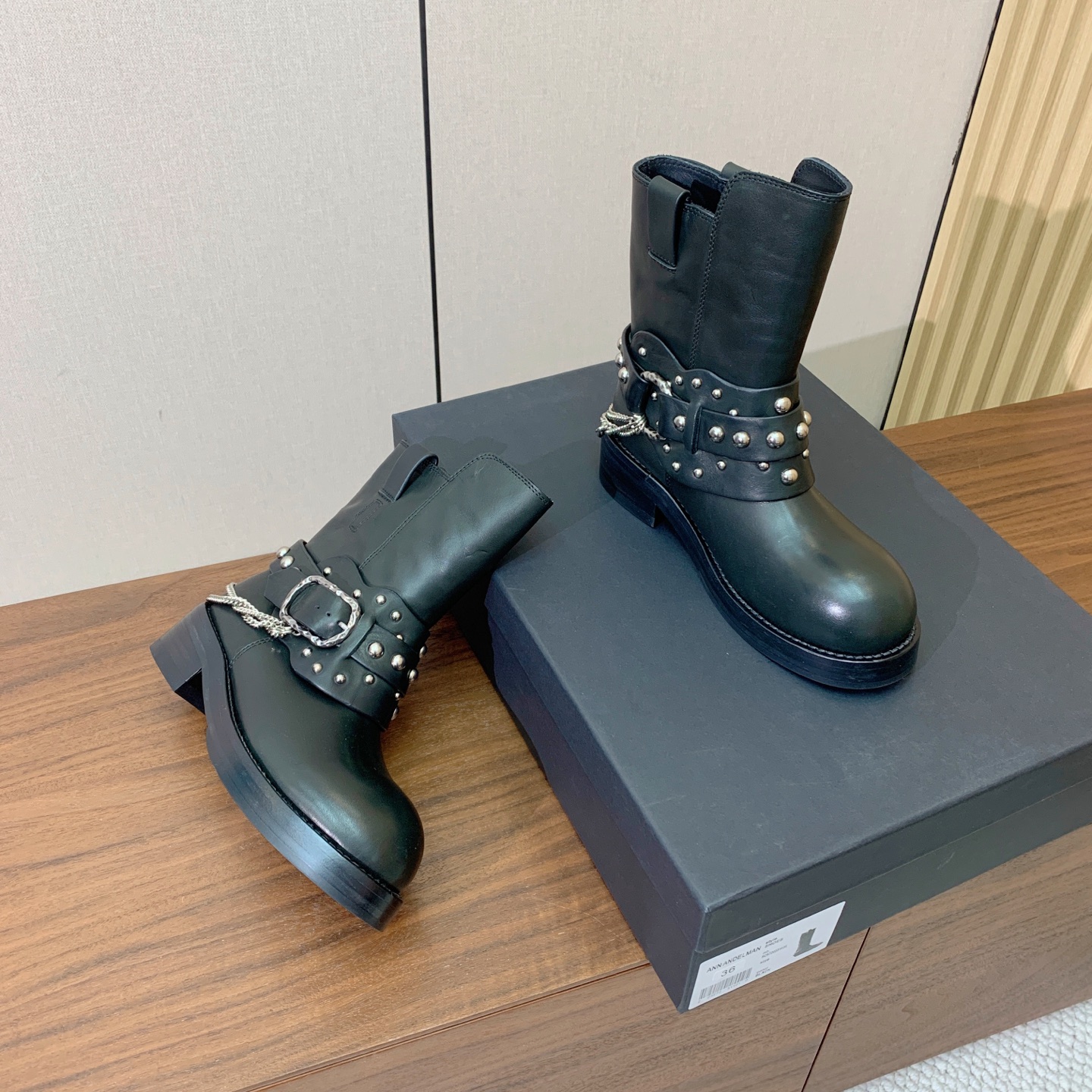 【Ann Demeuleester】链条圆头短靴。复古酷飒氛围感搭配圆润宽鞋头。适配各类穿搭不挑肤色。鞋面牛反绒、牛皮。