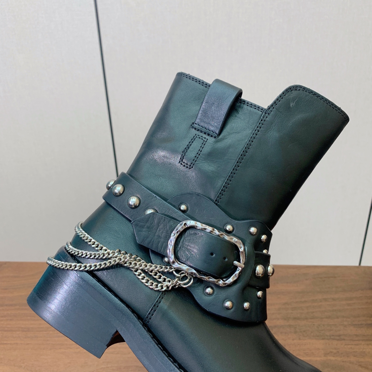 【Ann Demeuleester】链条圆头短靴。复古酷飒氛围感搭配圆润宽鞋头。适配各类穿搭不挑肤色。鞋面牛反绒、牛皮。