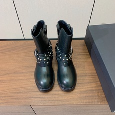【Ann Demeuleester】链条圆头短靴。复古酷飒氛围感搭配圆润宽鞋头。适配各类穿搭不挑肤色。鞋面牛反绒、牛皮。 【Ann Demeuleester】链条圆头短靴。复古酷飒氛围感搭配圆润宽鞋头。适配各类穿搭不挑肤色。鞋面牛反绒、牛皮。