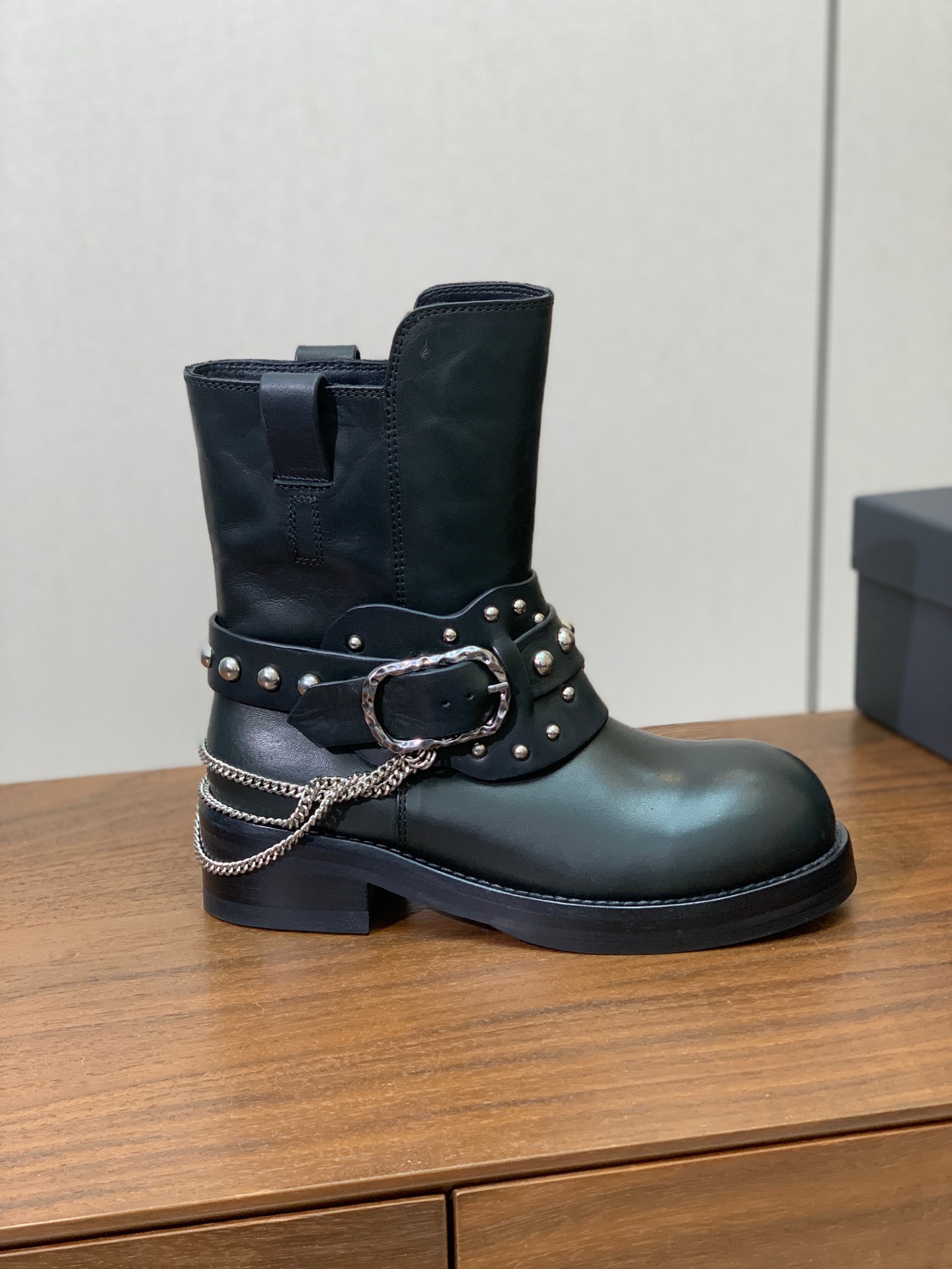 【Ann Demeuleester】链条圆头短靴。复古酷飒氛围感搭配圆润宽鞋头。适配各类穿搭不挑肤色。鞋面牛反绒、牛皮。