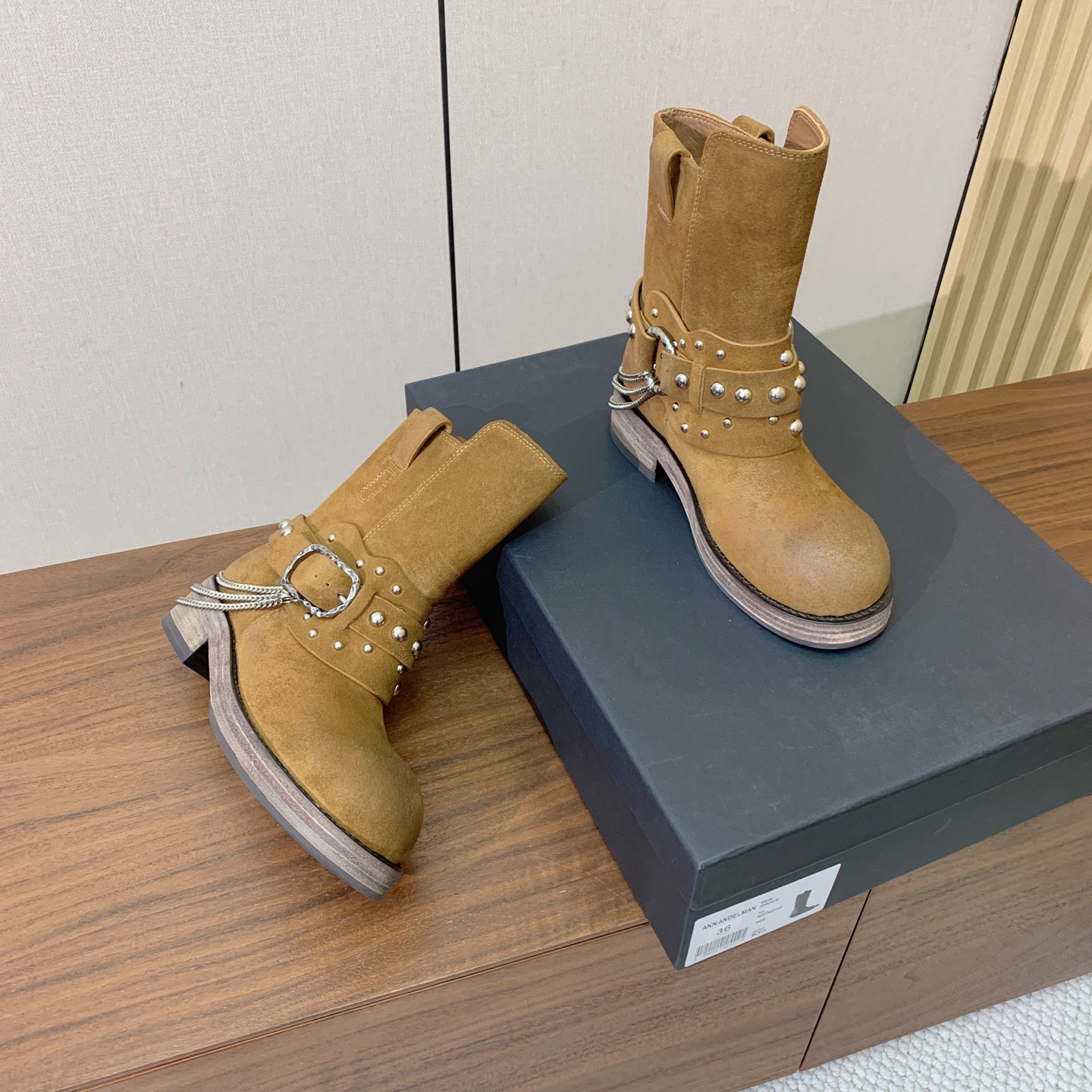 【Ann Demeuleester】链条圆头短靴。复古酷飒氛围感搭配圆润宽鞋头。适配各类穿搭不挑肤色。鞋面牛反绒、牛皮。