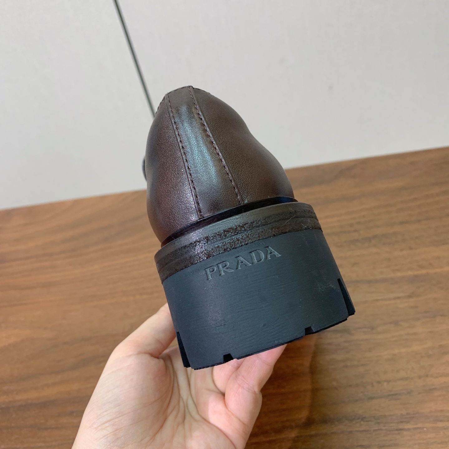 【Prad*】三角金属标厚底方头一脚蹬。众多网红上脚，穿上增高休闲两不失误。 材质：鞋面牛皮，羊皮内里及垫脚。带logo