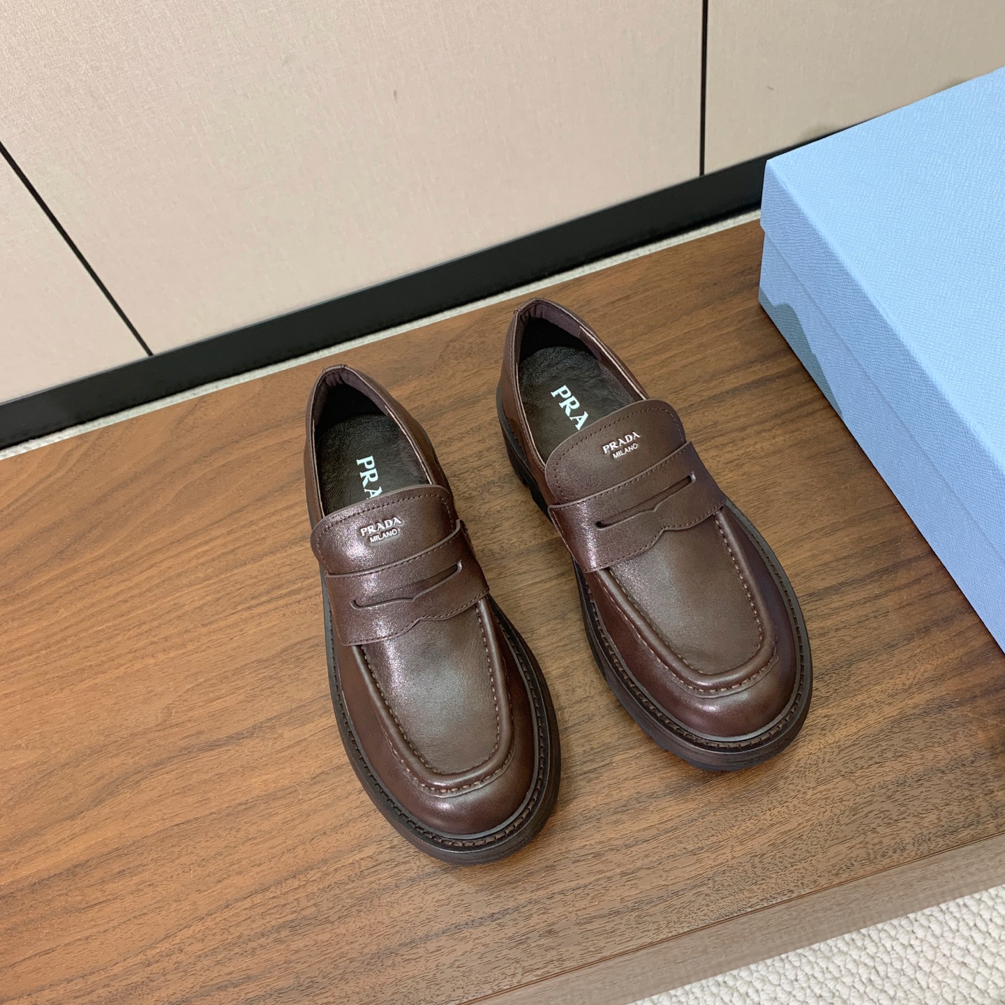 【Prad*】三角金属标厚底方头一脚蹬。众多网红上脚，穿上增高休闲两不失误。 材质：鞋面牛皮，羊皮内里及垫脚。带logo