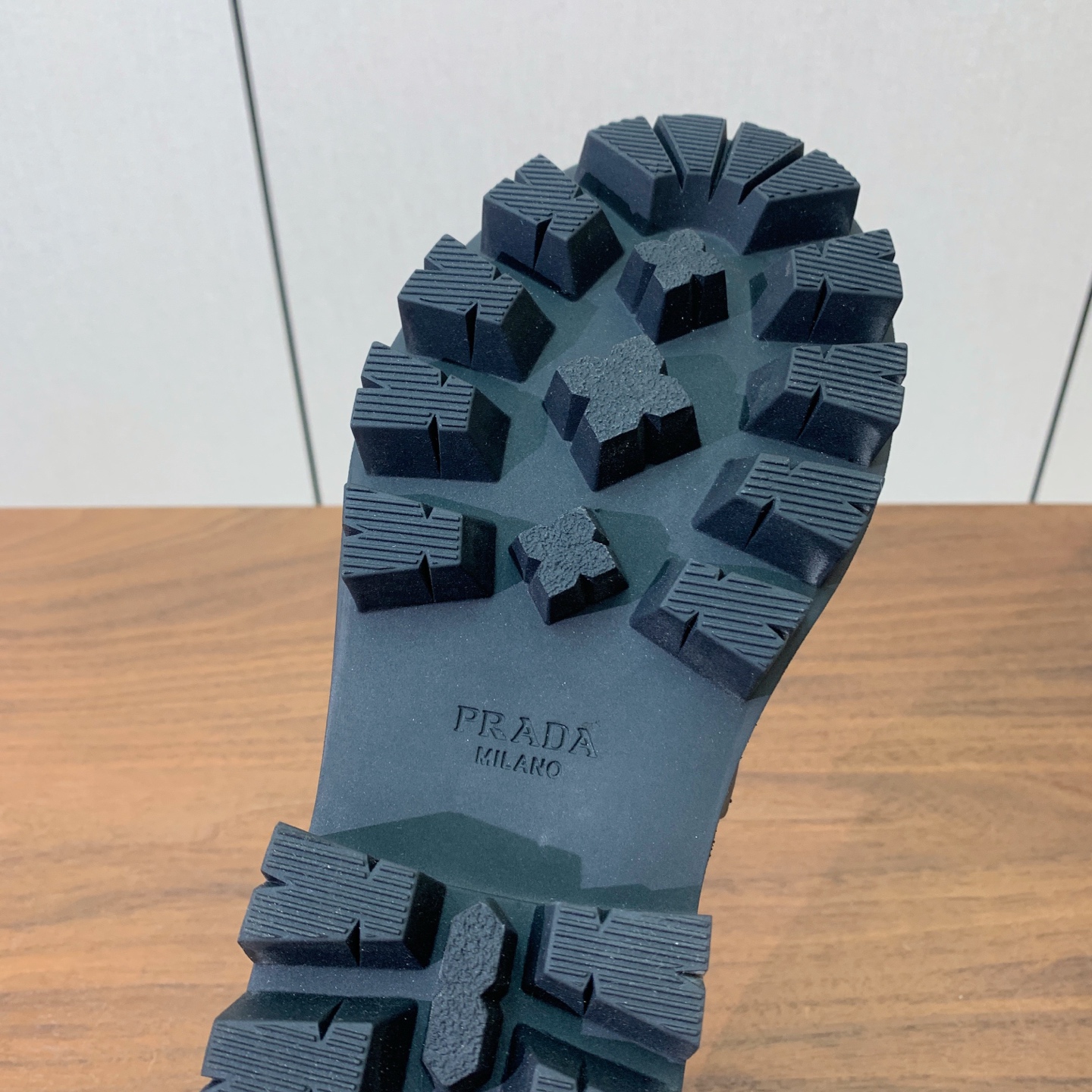 【Prad*】三角金属标厚底方头一脚蹬。众多网红上脚，穿上增高休闲两不失误。 材质：鞋面牛皮，羊皮内里及垫脚。带logo